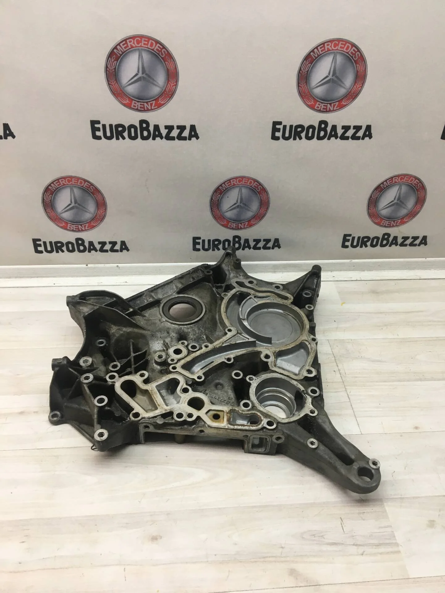 Передняя крышка двигателя Mercedes M272