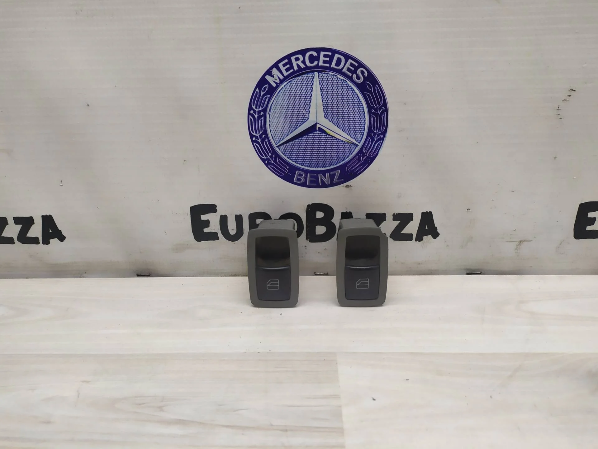 Кнопка стеклоподъемника Mercedes W251