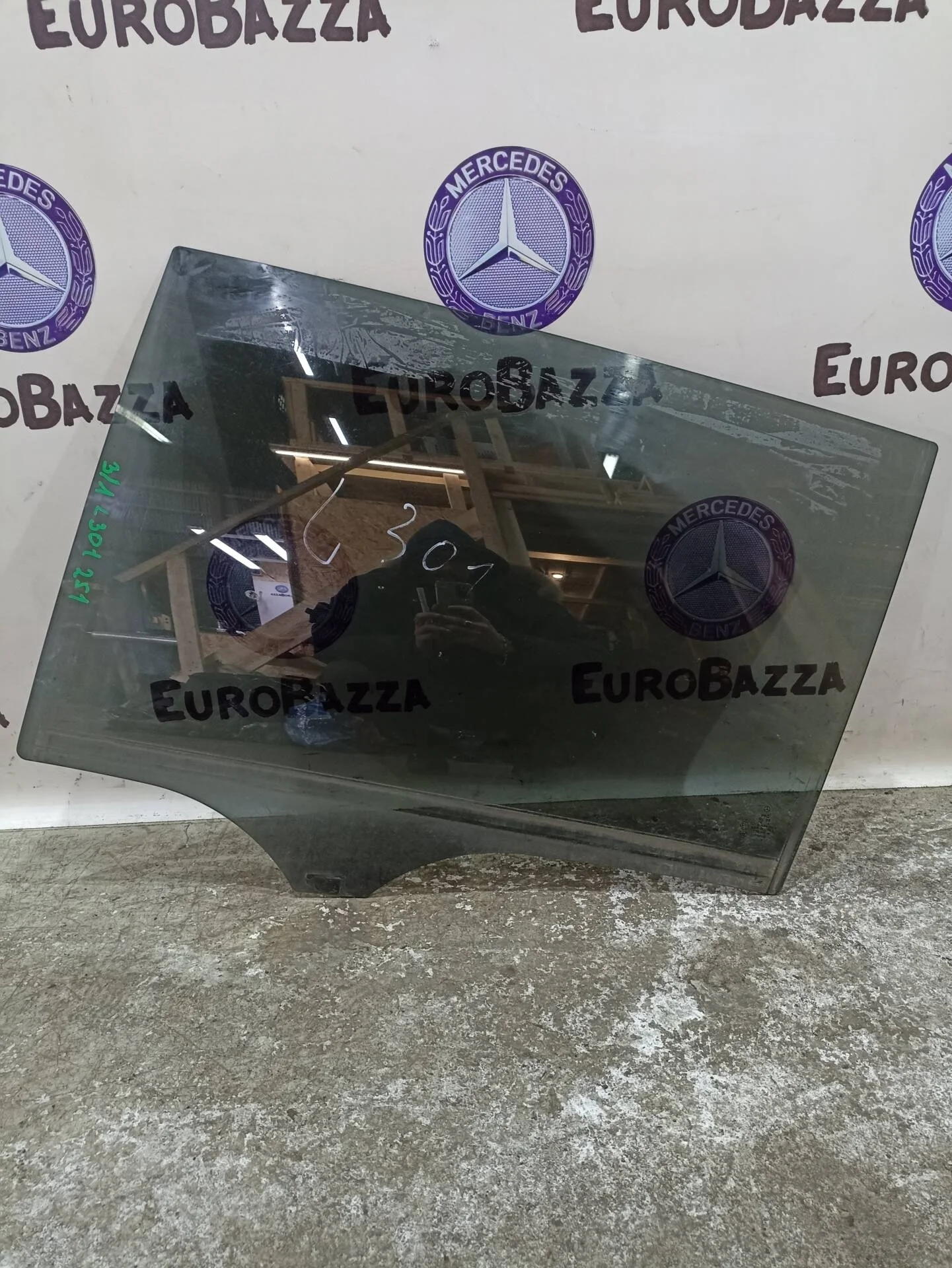 Стекло двери задней левой Mercedes W251