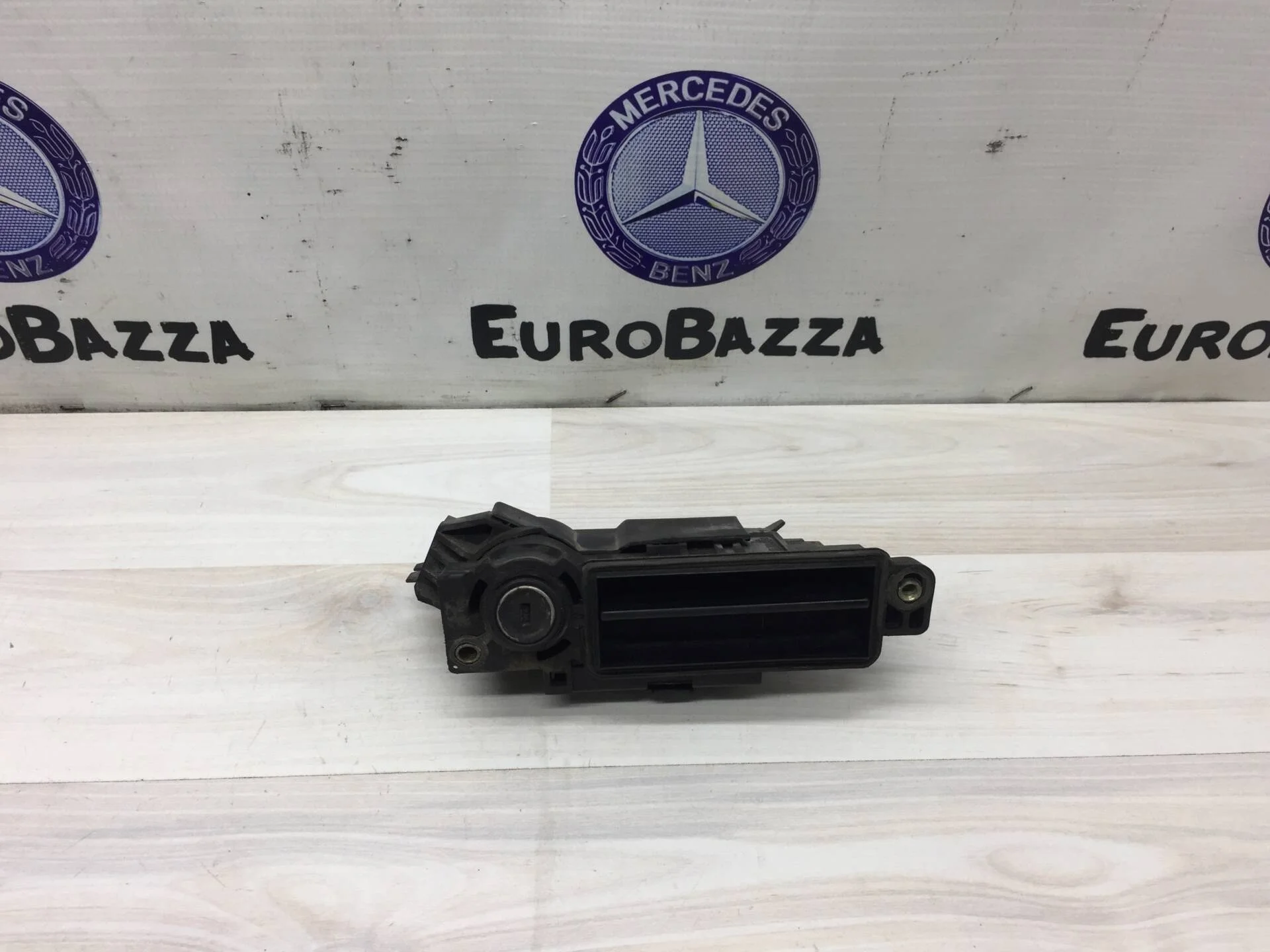 Ручка открывания багажника Mercedes 203