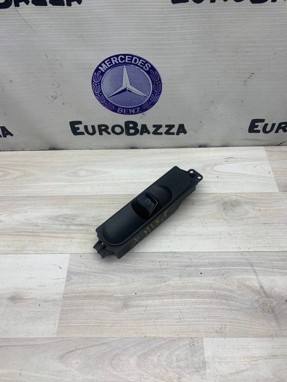 Кнопка переднего стеклоподьемника Mercedes W639
