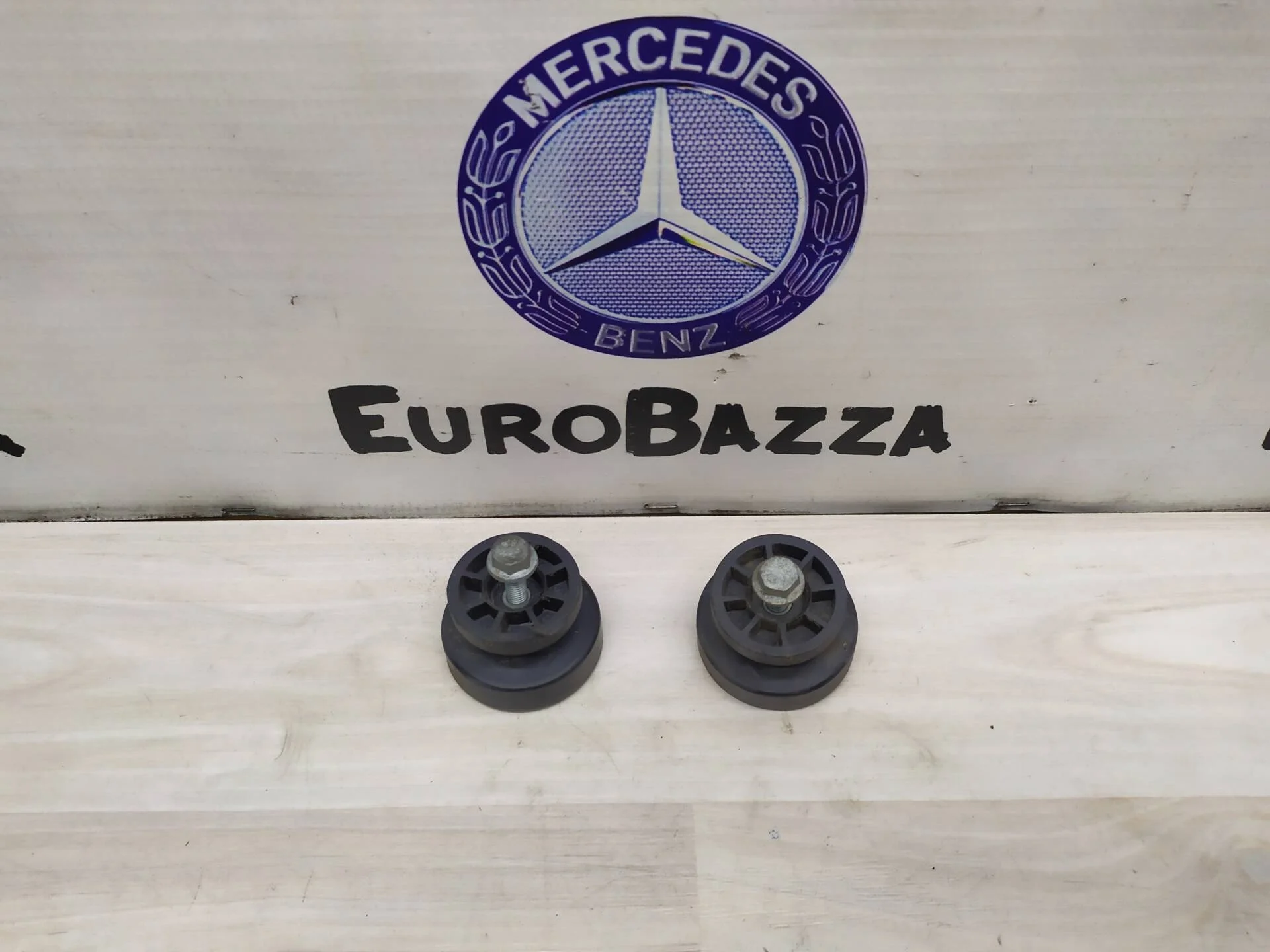 Кронштейн переднего бампера Mercedes W211