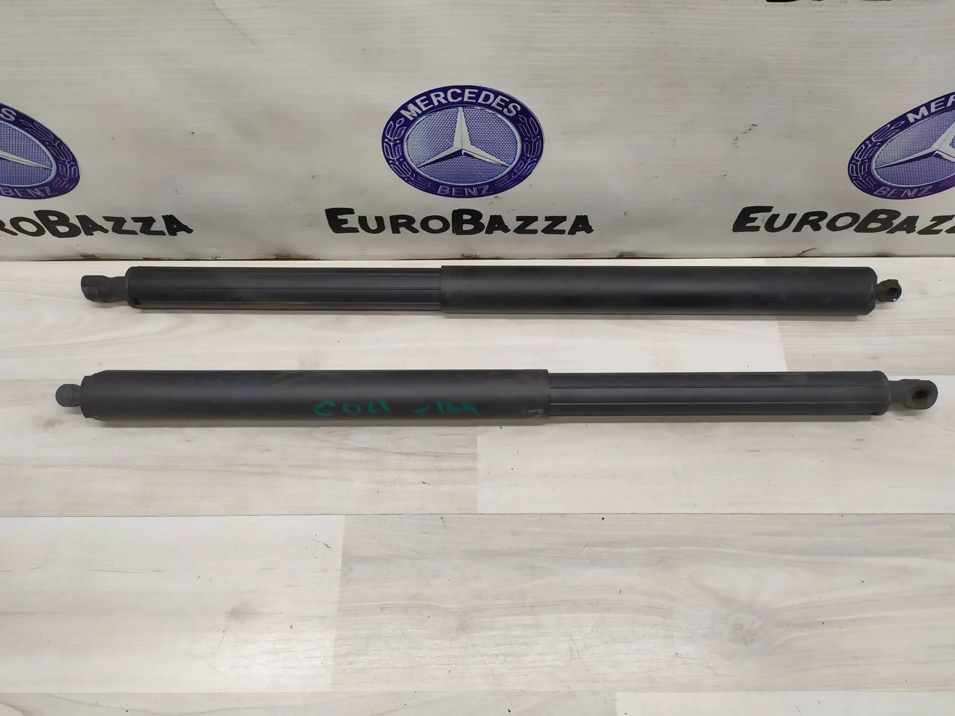 Амортизатор крышки багажника Mercedes W164