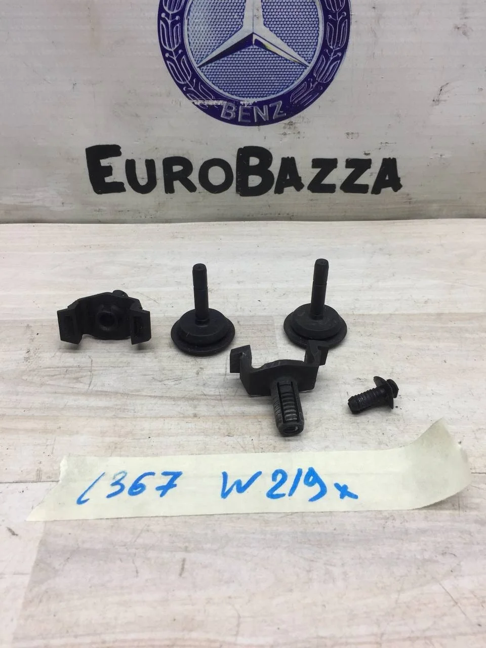 Фиксирующий штифт радиатора Mercedes W219