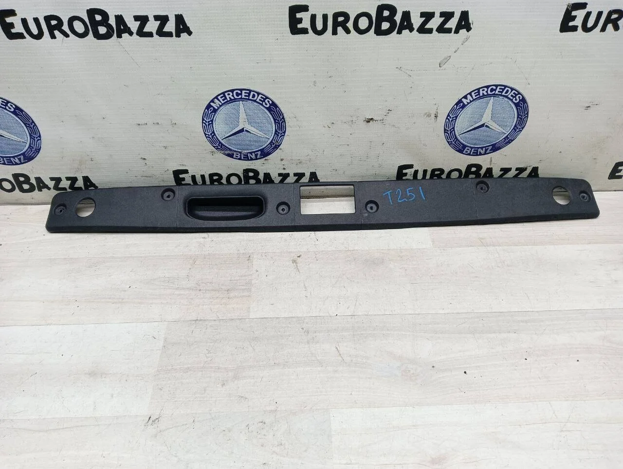 Накладка крышки багажника Mercedes W211