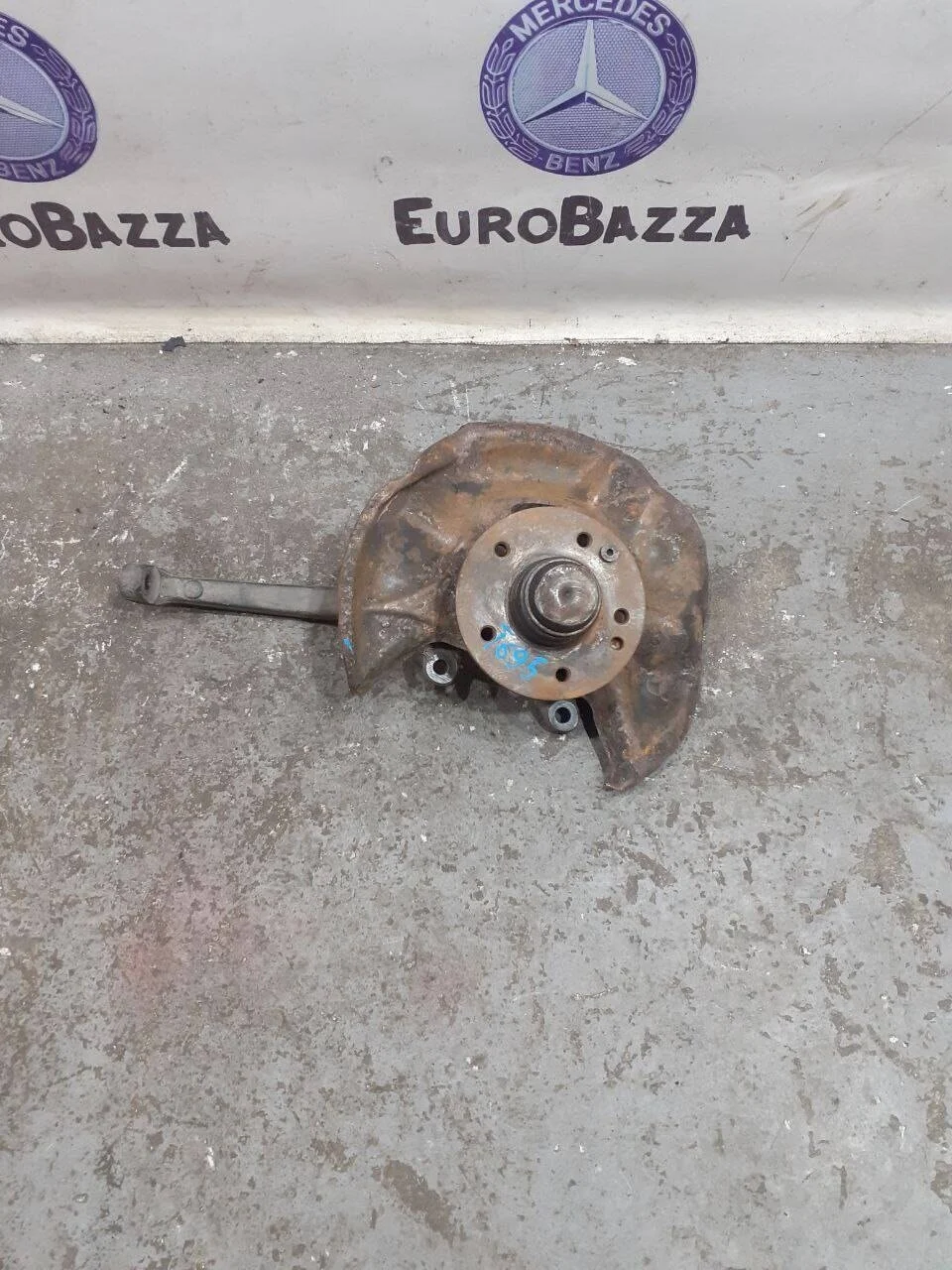 Поворотный кулак передний правый Mercedes W202