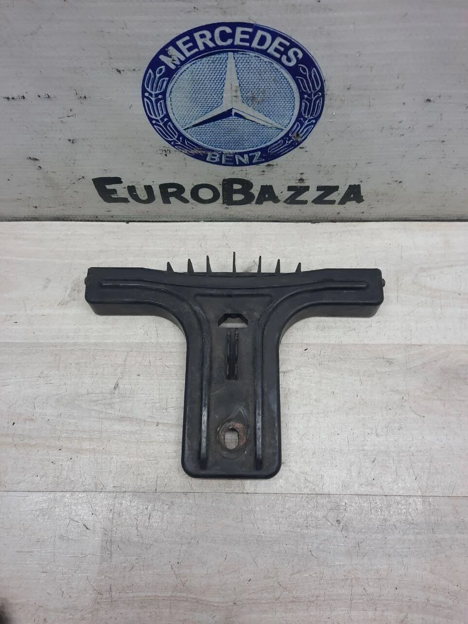 Кронштейн решетки радиатора Mercedes W212
