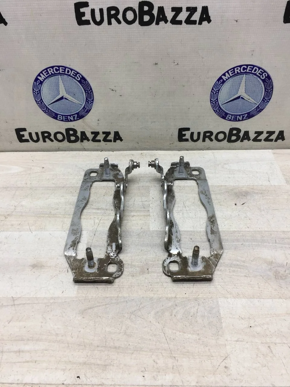 Скоба петли капота Mercedes W204