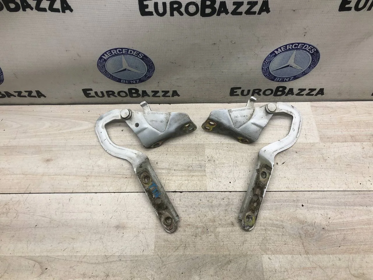 Петля капота Mercedes W639 Vito