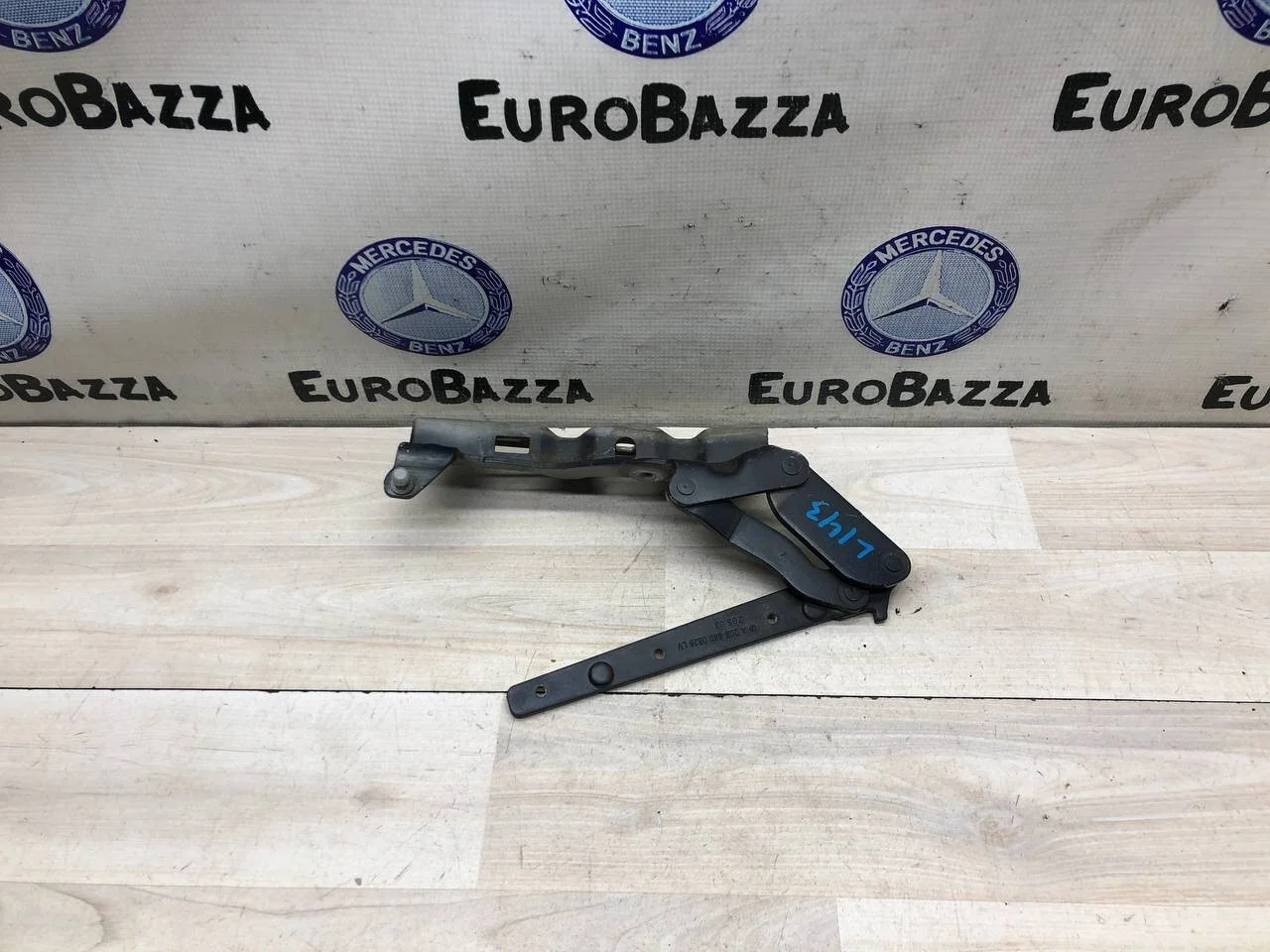 Петли капота левая Mercedes W203