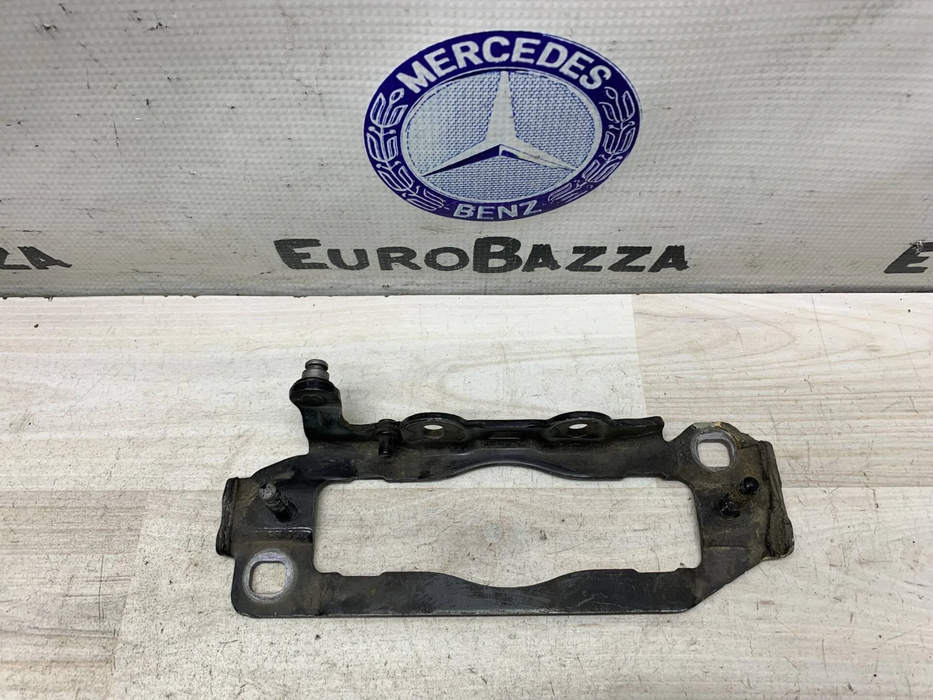 Основание левой петли капота Mercedes W204