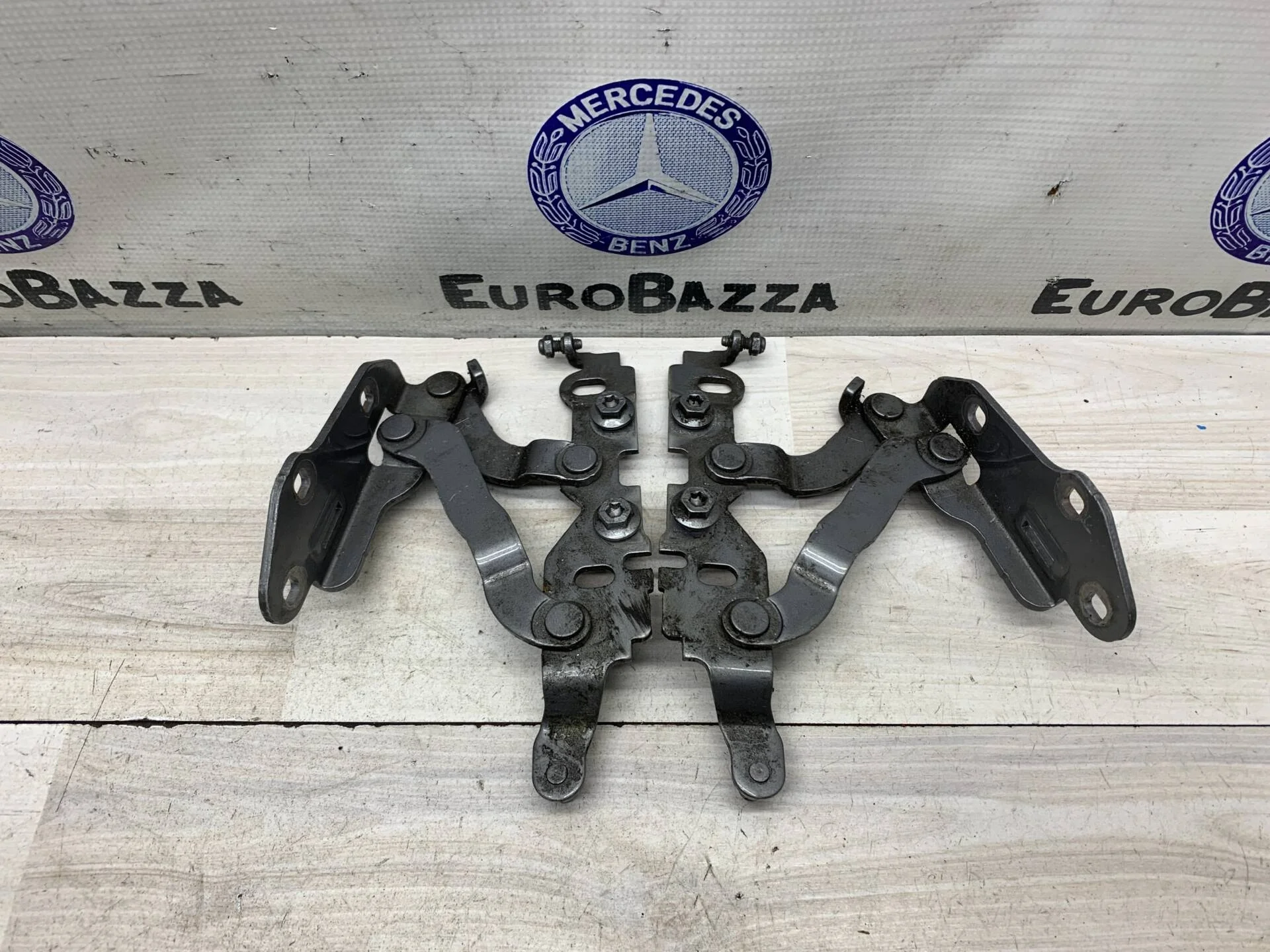 Петля капота Mercedes W204