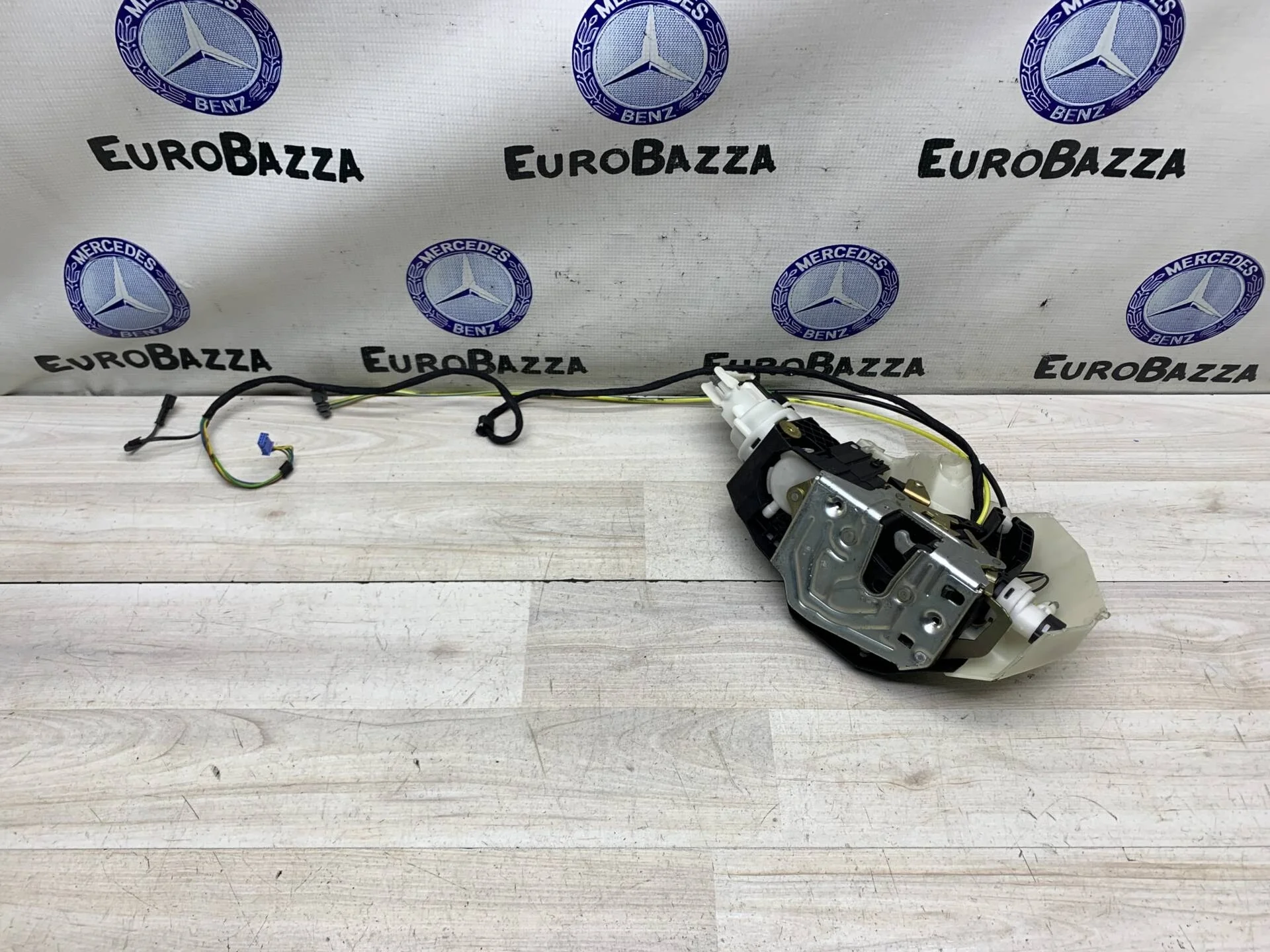 Замок двери задний правый Mercedes W220