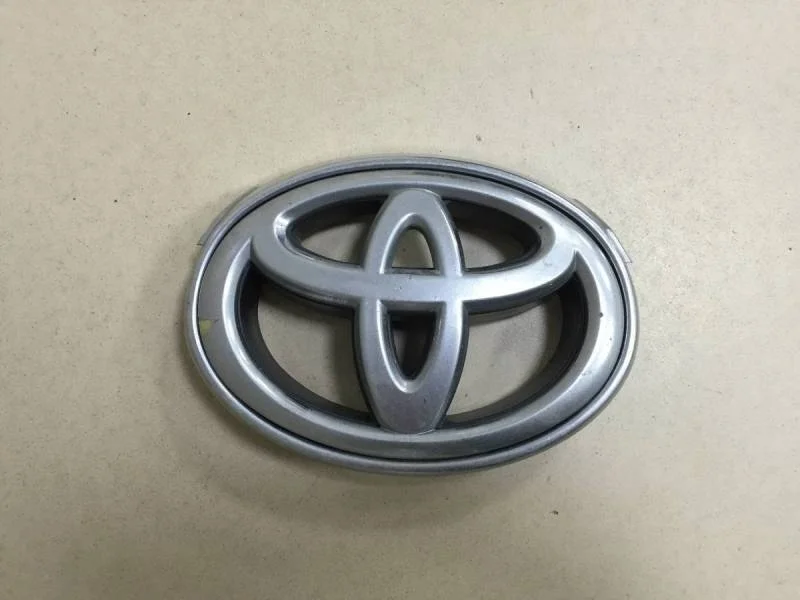 Эмблема Toyota Camry V50 2011-2017