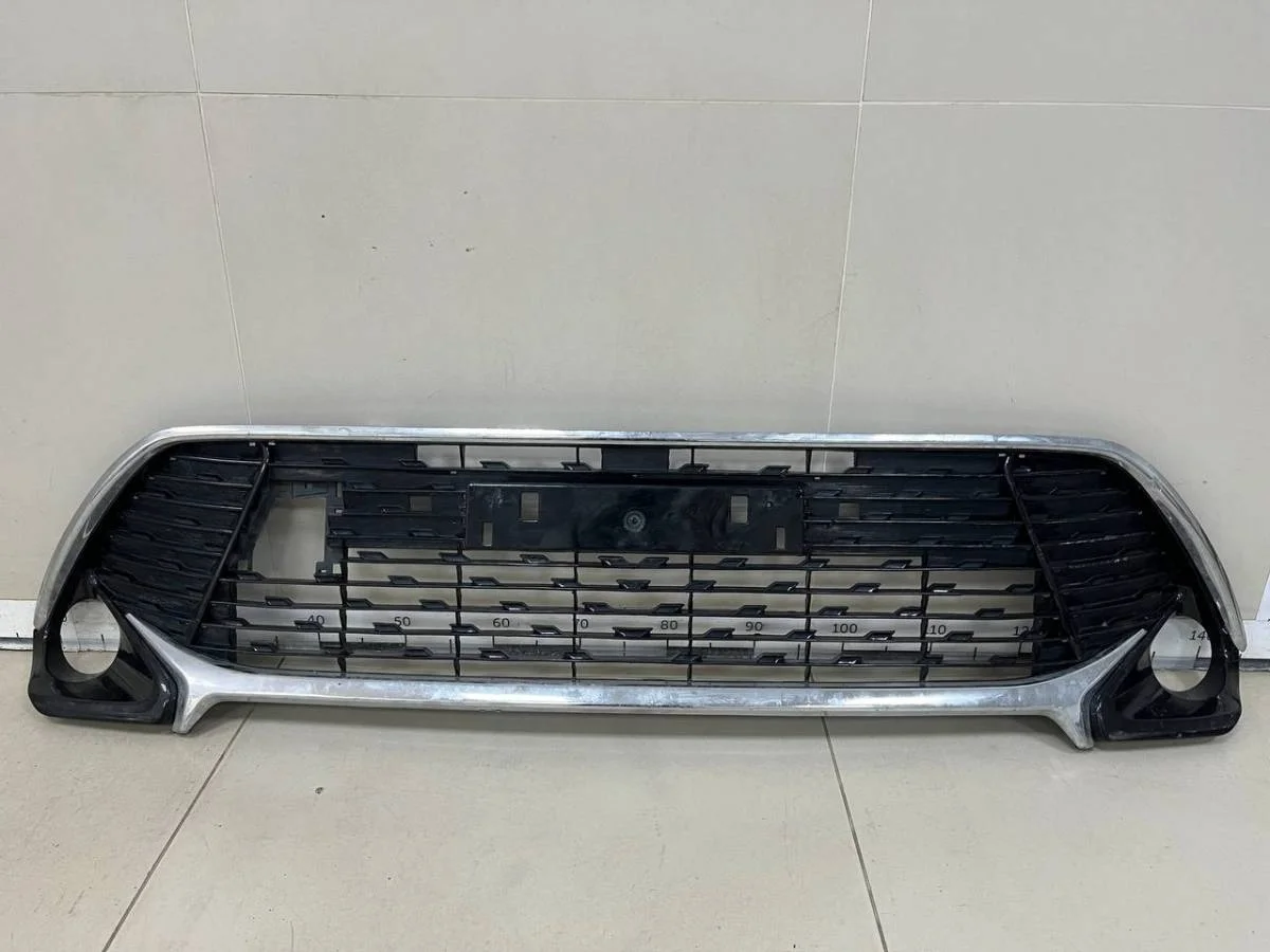 Решетка в бампер центральная Toyota Camry V50 2011-2017