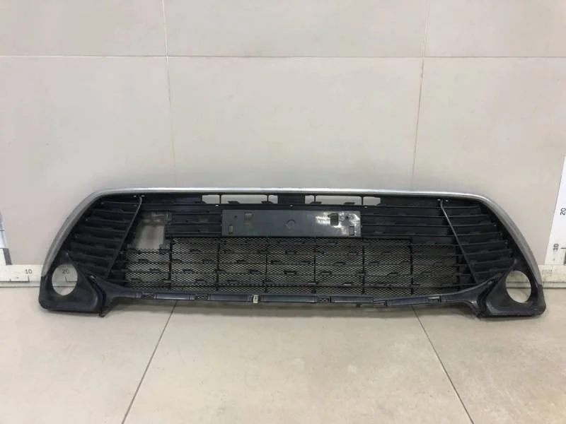 Решетка в бампер центральная Toyota Camry V50 2011-2017