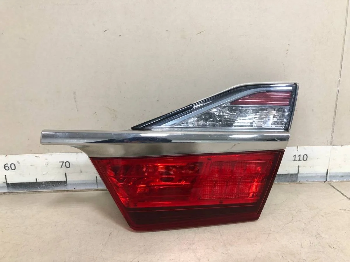 Фонарь задний внутренний правый Toyota Camry V50 2011-2017