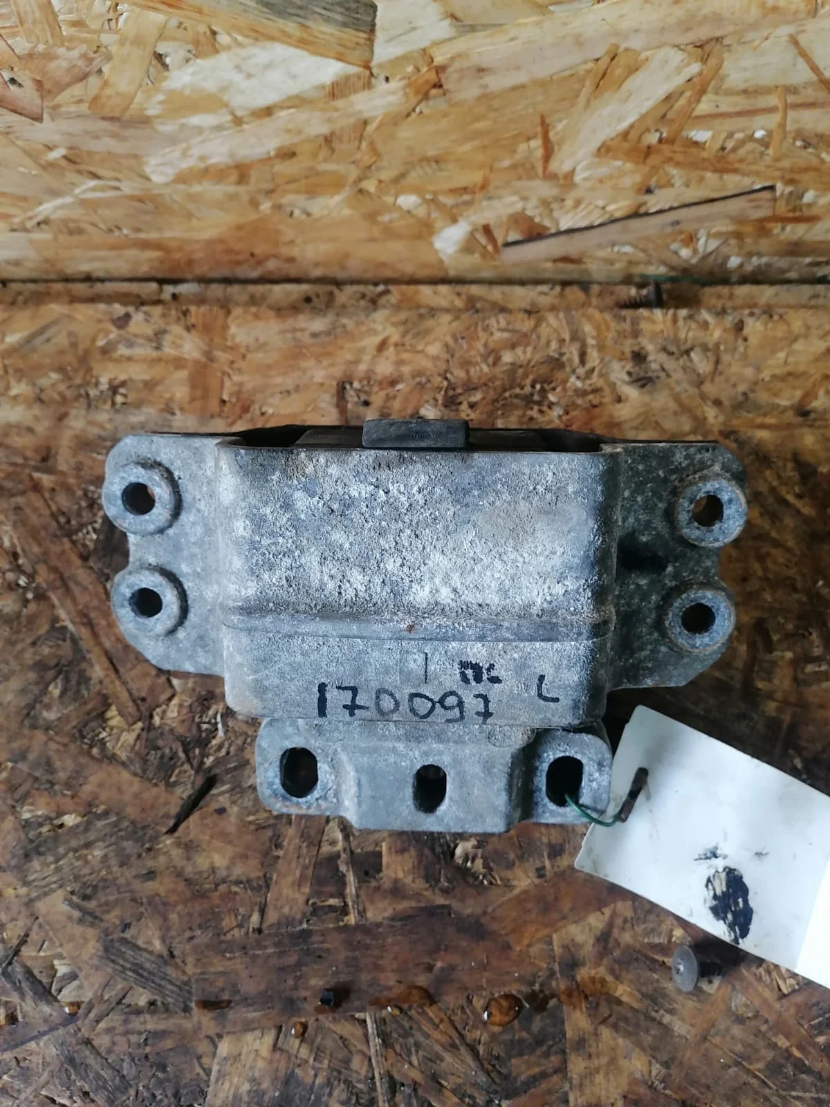 Подушка, опора коробки передач AUDI A3, SKODA OCTAVIA 1Z, VOLKSWAGEN GOLF 5/5+/6, JETTA 5/6, PASSAT B6/B7/CC, CADDY, TOURAN, TIGUAN 1,6/1,8 2004- левая плоская зад б/у A3(2004-2013);OCTAVIA 1Z(2004-2012);GOLF 5(2004-2009);JETTA 6(2011-);PASSAT B6(2005-2010)