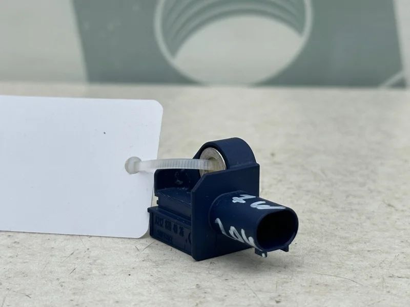 Датчик удара Mercedes-benz 2010 W204