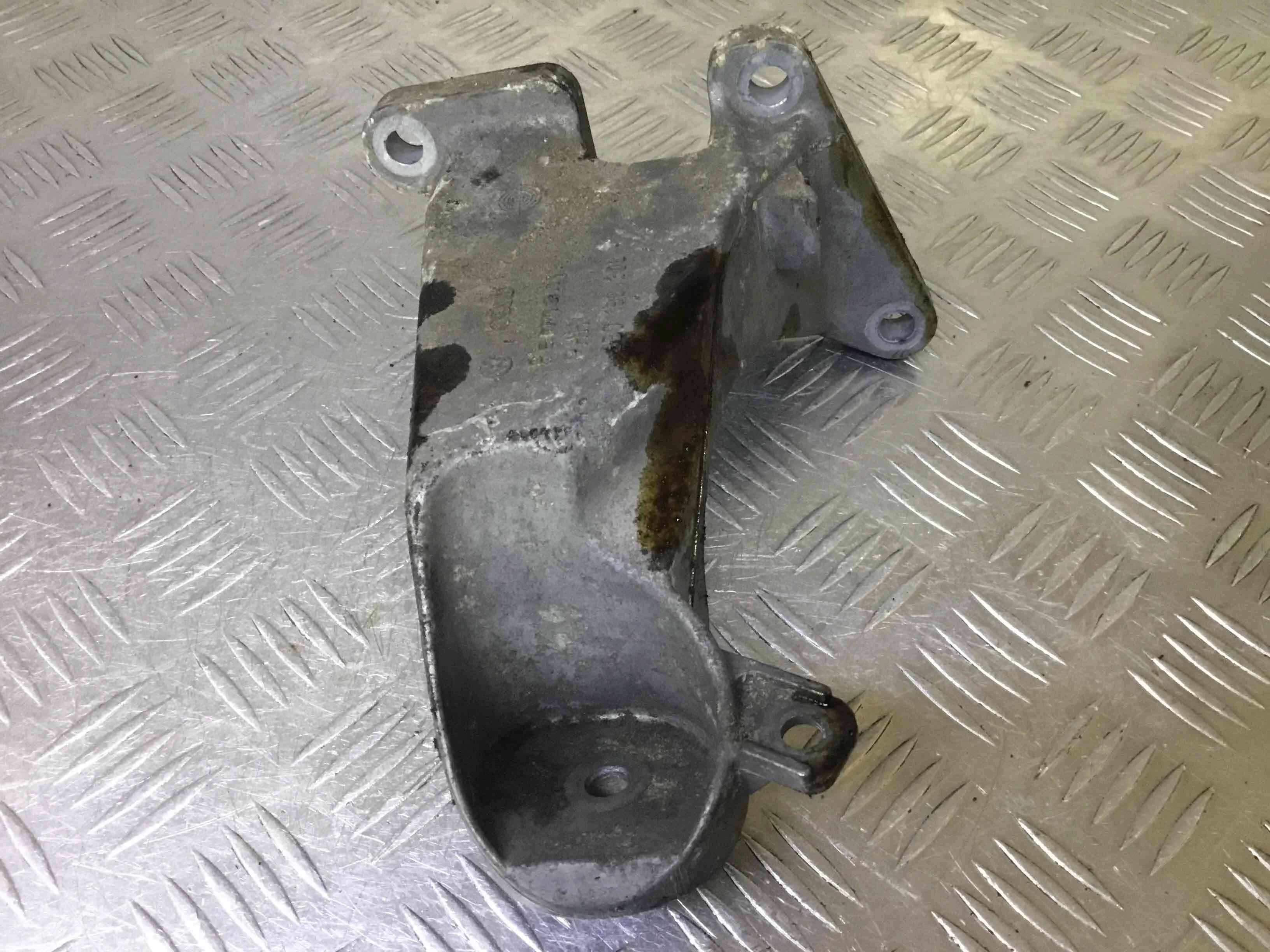 Кронштейн двигателя SEAT Toledo 1 поколение (1991-1999) бензин 2.3 i Автомат Х/б