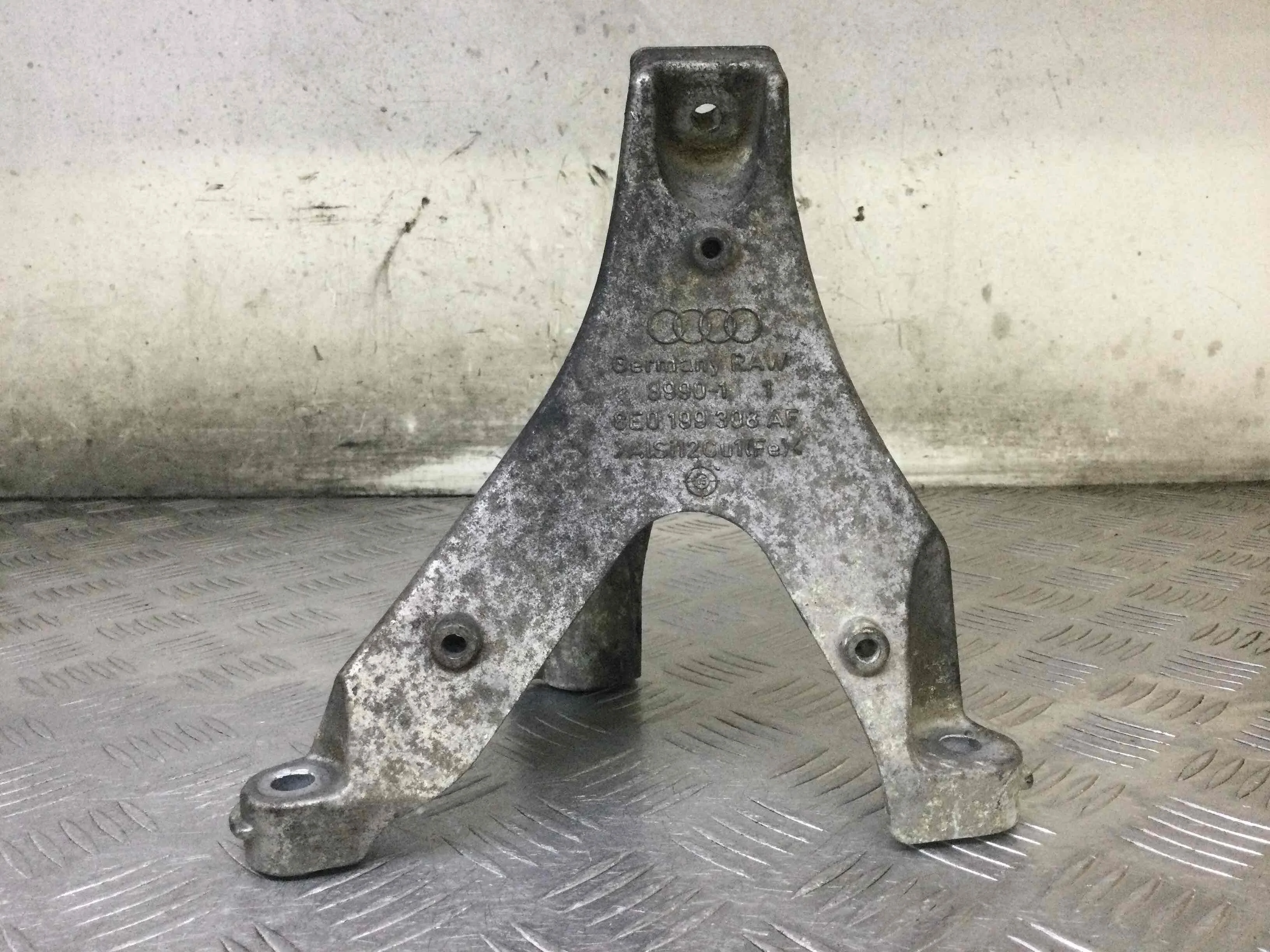 Кронштейн двигателя Audi A4 B7 (2004-2008) дизель 2.0 TDI Вариатор Универсал