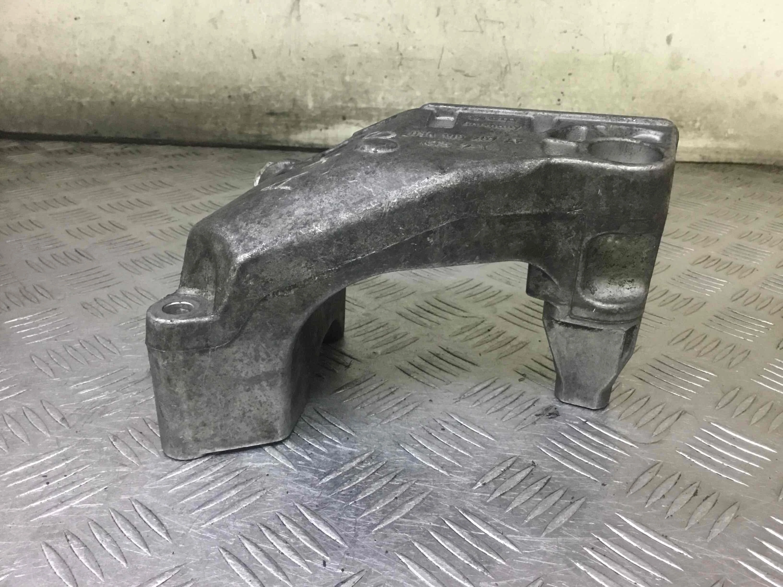 Кронштейн двигателя Volkswagen Transporter T5 2003 - 2009 дизель 1.9 TDI Механика Микроавтобус