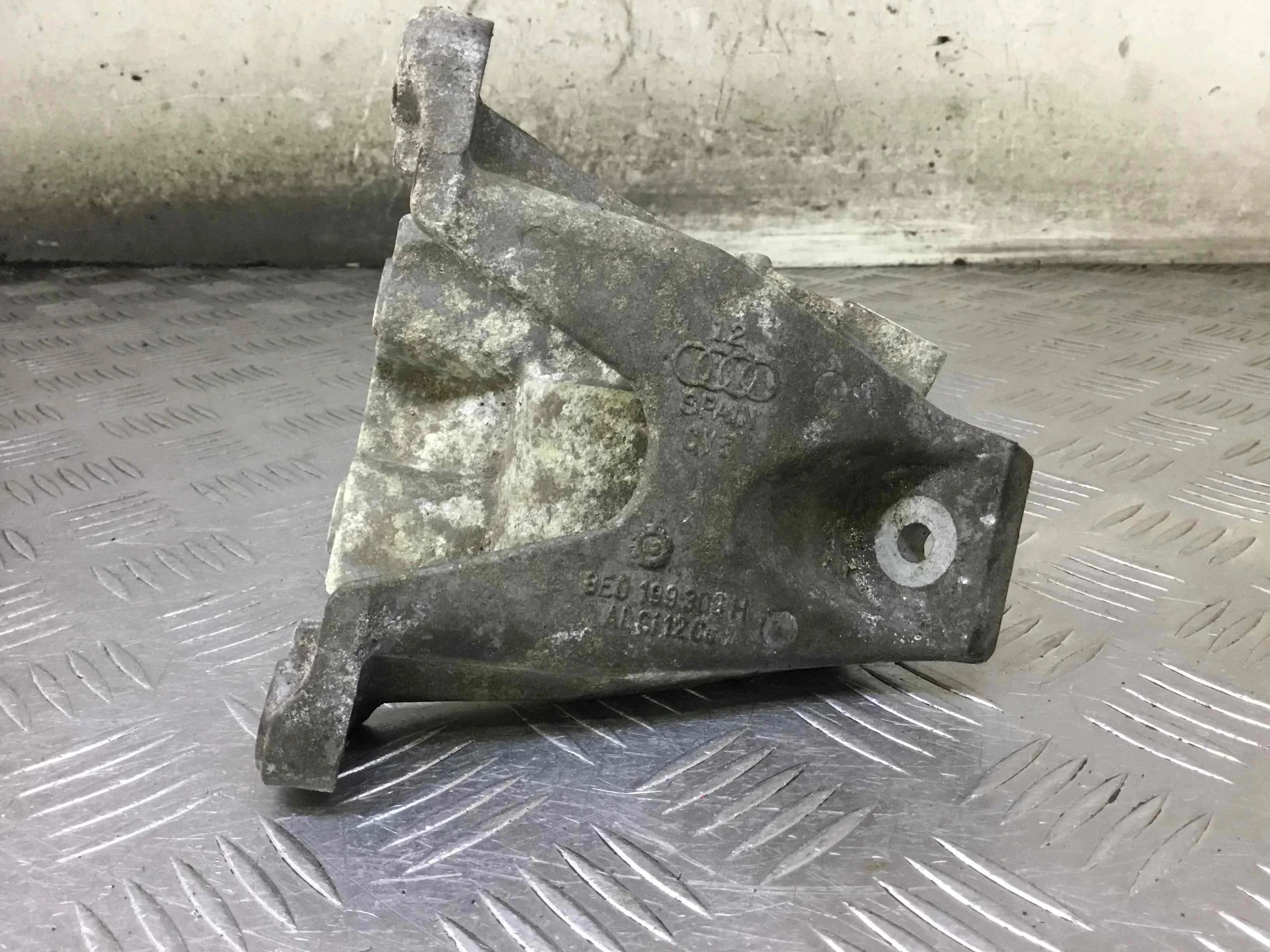 Кронштейн двигателя Audi A4 B6 (2000-2005) бензин 3.0 i Вариатор Седан