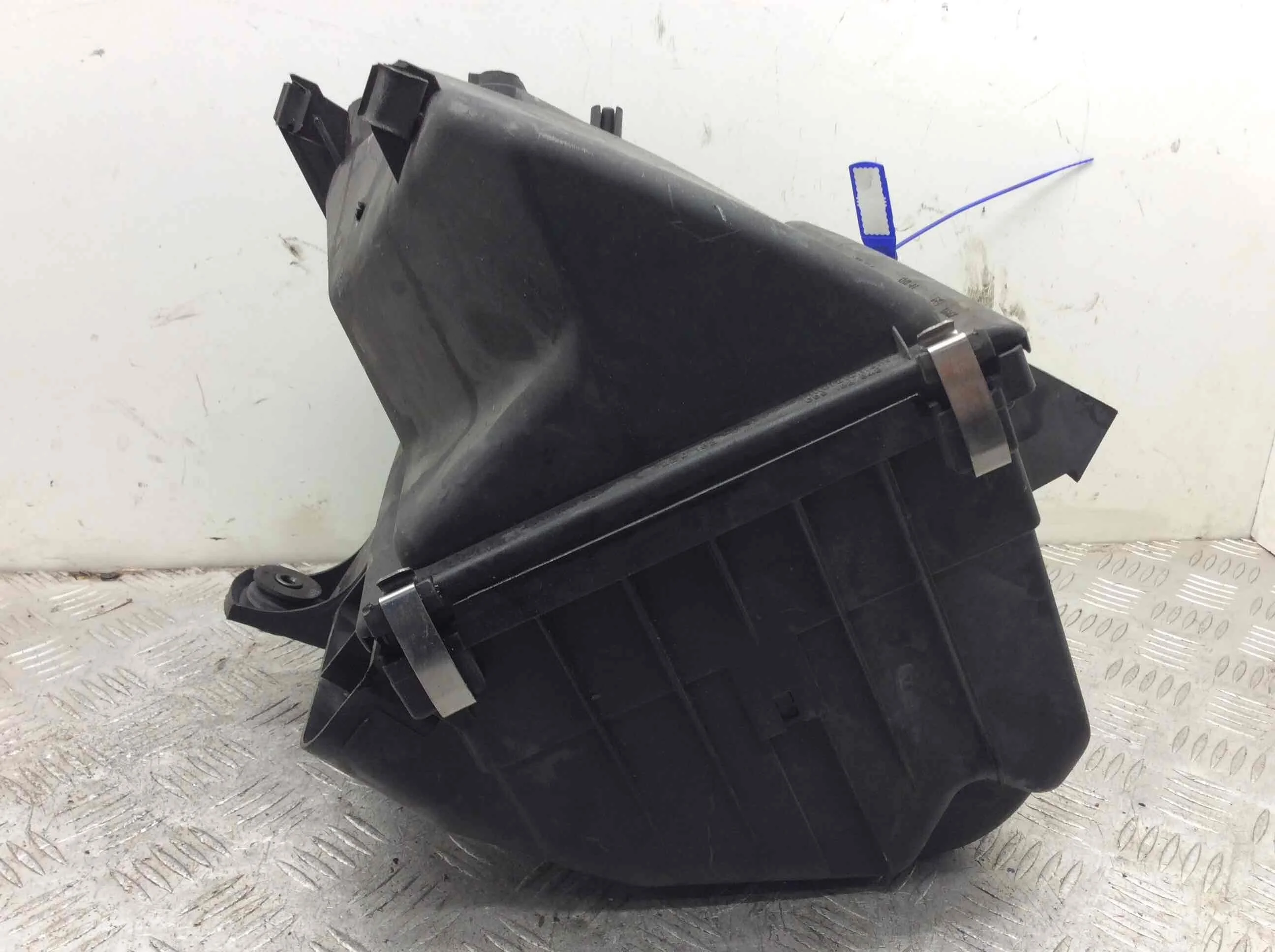 Корпус воздушного фильтра Audi A4 B5 (1994-1999) дизель 2.5 TDI Механика Универсал