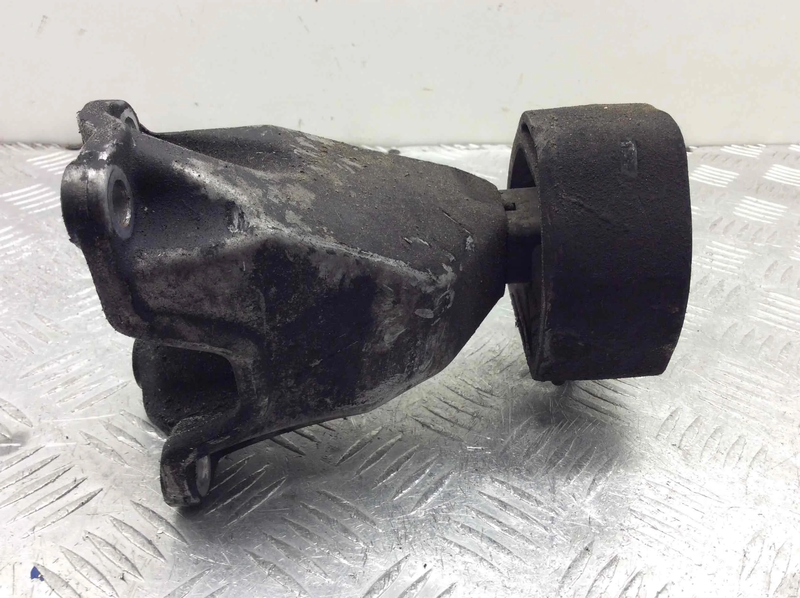 Подушка крепления КПП Audi A4 B5 (1994-1999) бензин 1.8 i Механика Седан