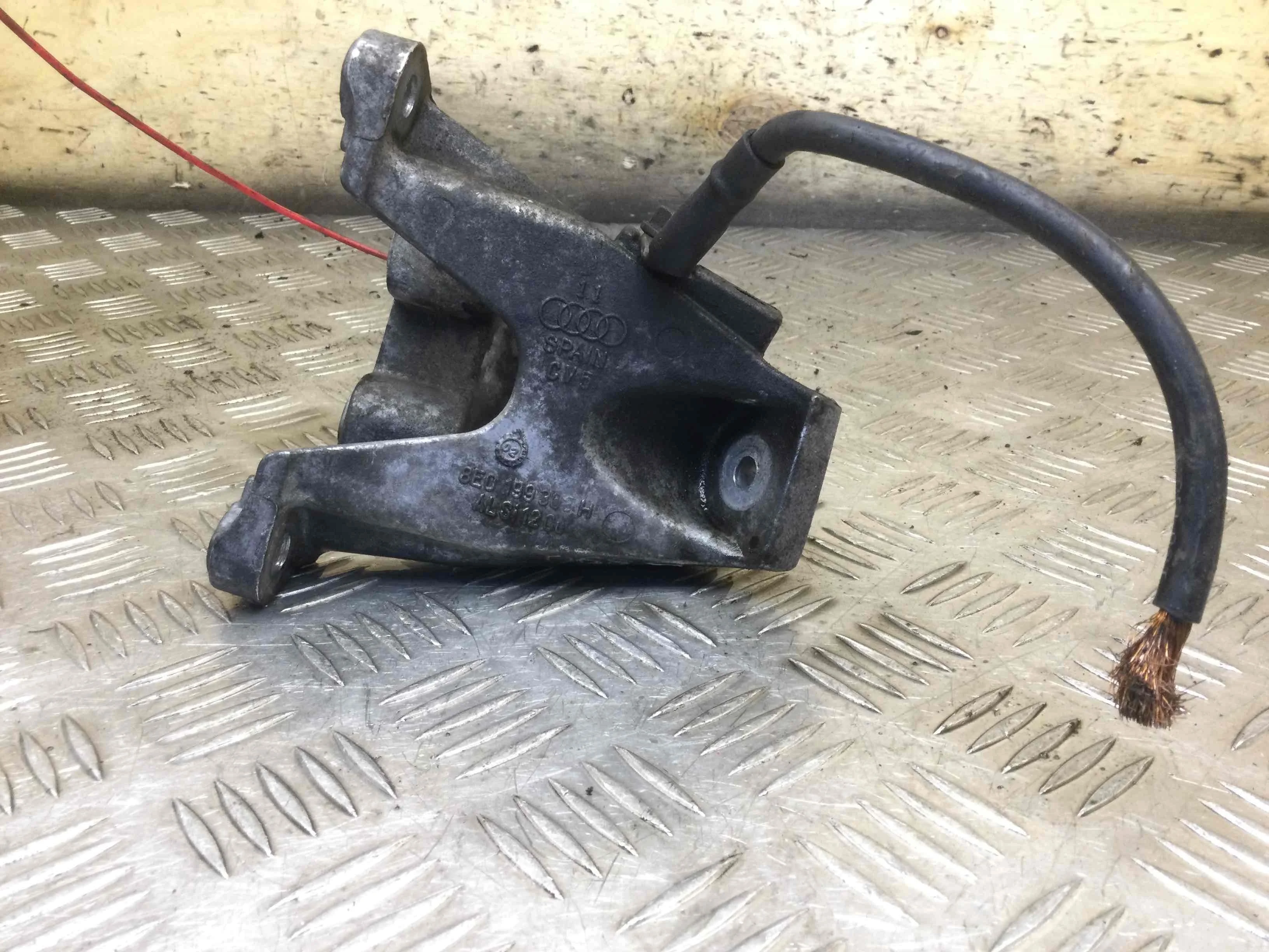 Кронштейн двигателя Audi A4 B6 (2000-2005) бензин 3.0 i Вариатор Седан