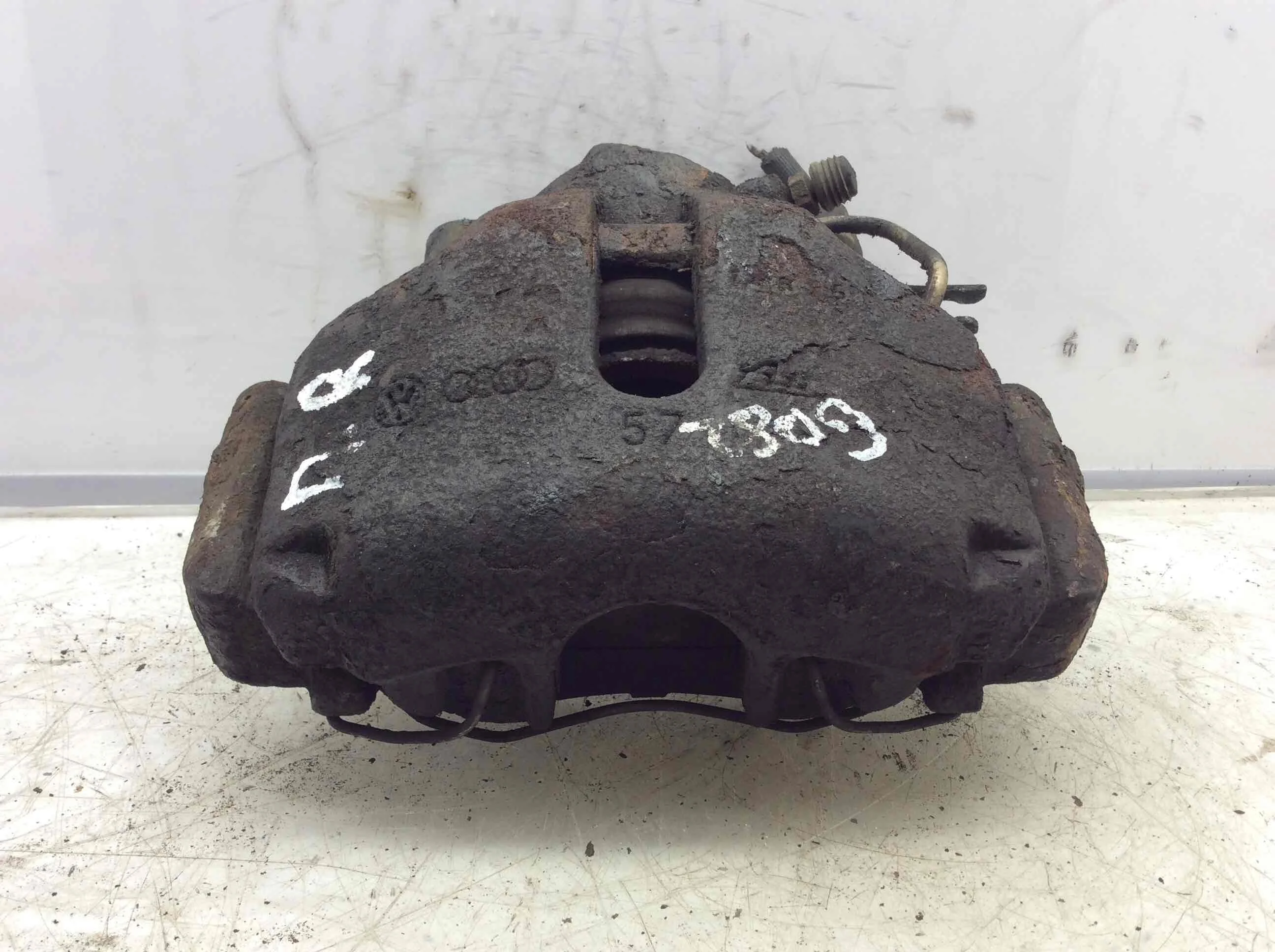 Суппорт передний правый Volkswagen Golf 2 поколение 1983 - 1992 дизель 1.6 TD Механика Х/б