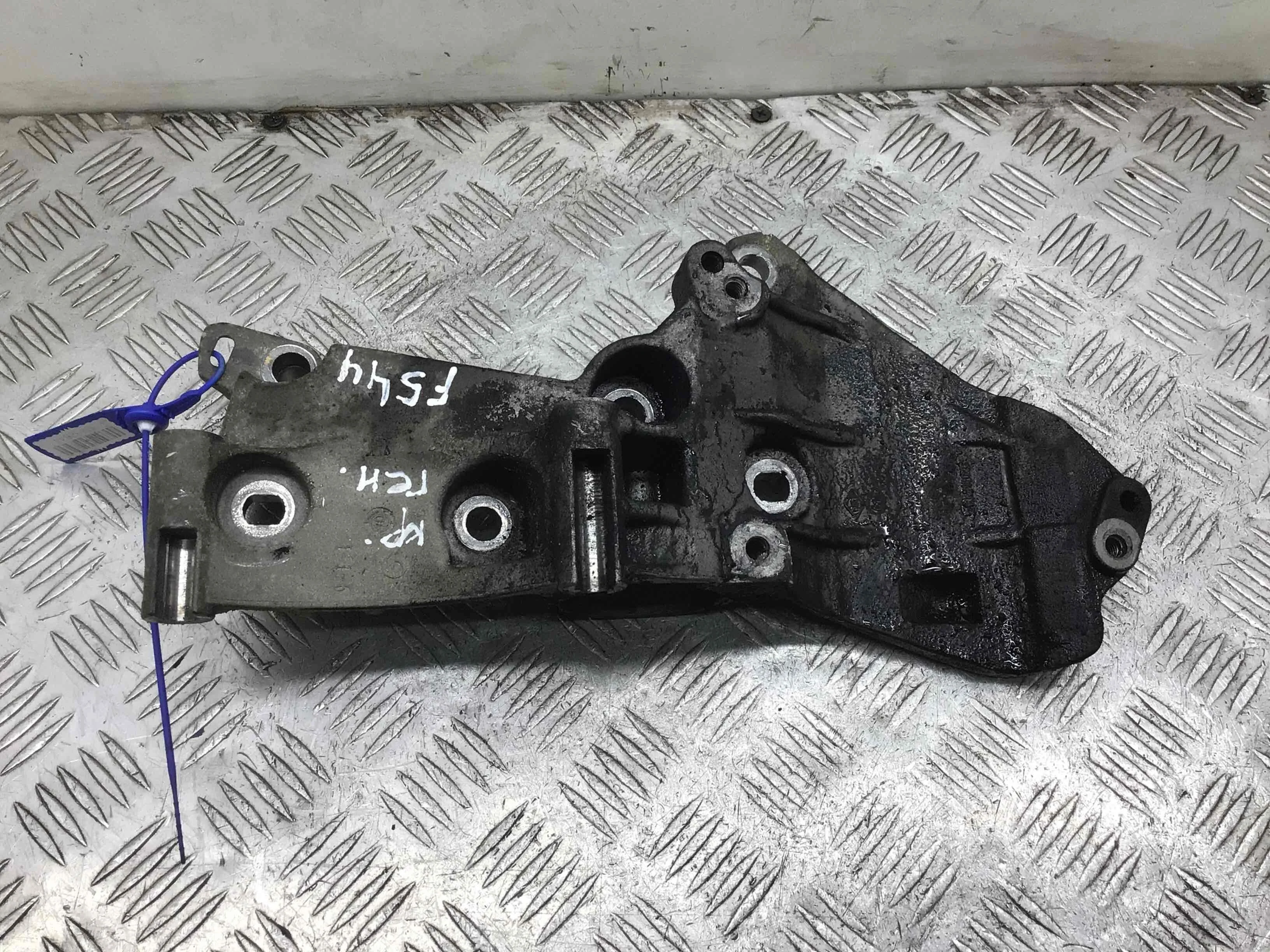 Кронштейн генератора Renault Megane Megane II (KM,LM) 2003 - 2009 дизель 1.5 dCi Механика Универсал