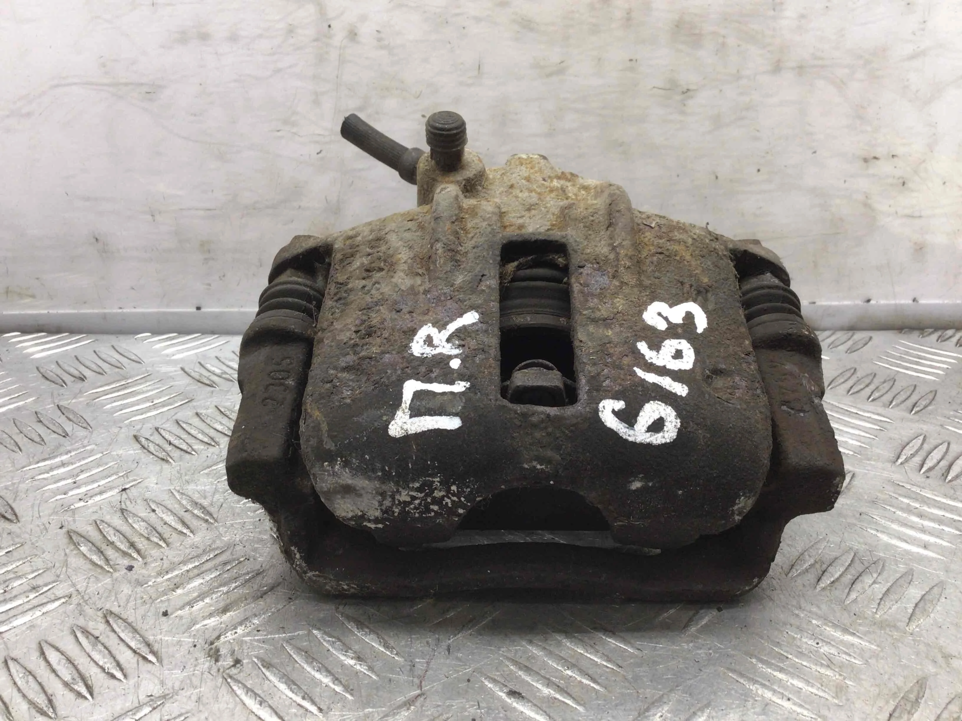 Суппорт передний правый Volkswagen Caddy 2 поколение 1995 - 2004 дизель 1.9 D Механика Х/б