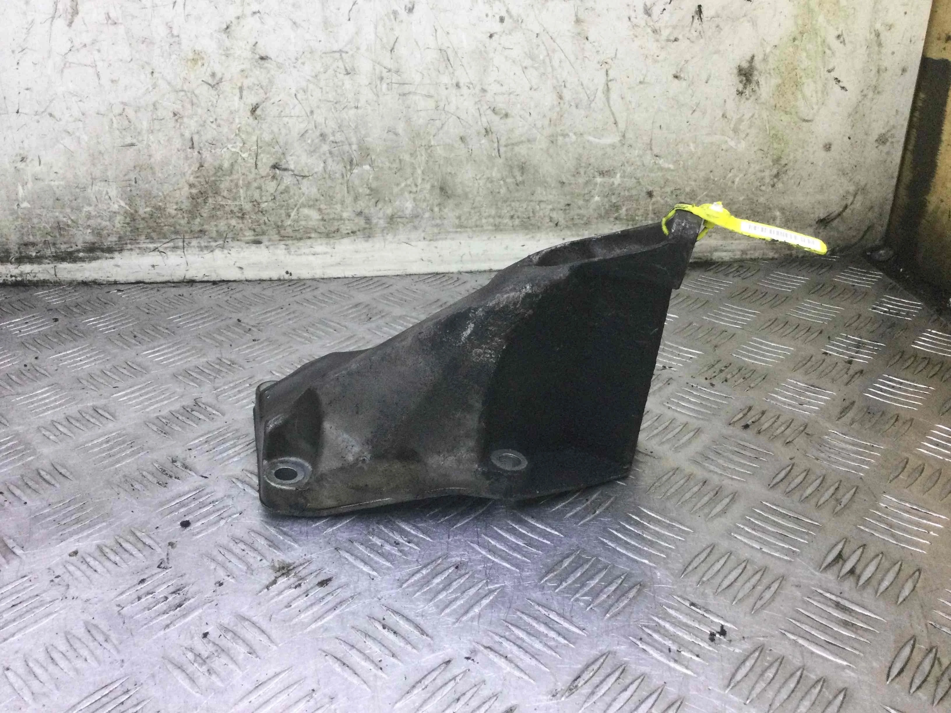 Кронштейн двигателя Volkswagen Passat B5+ [рестайлинг] (2000-2005) дизель 1.9 TDI Механика Седан