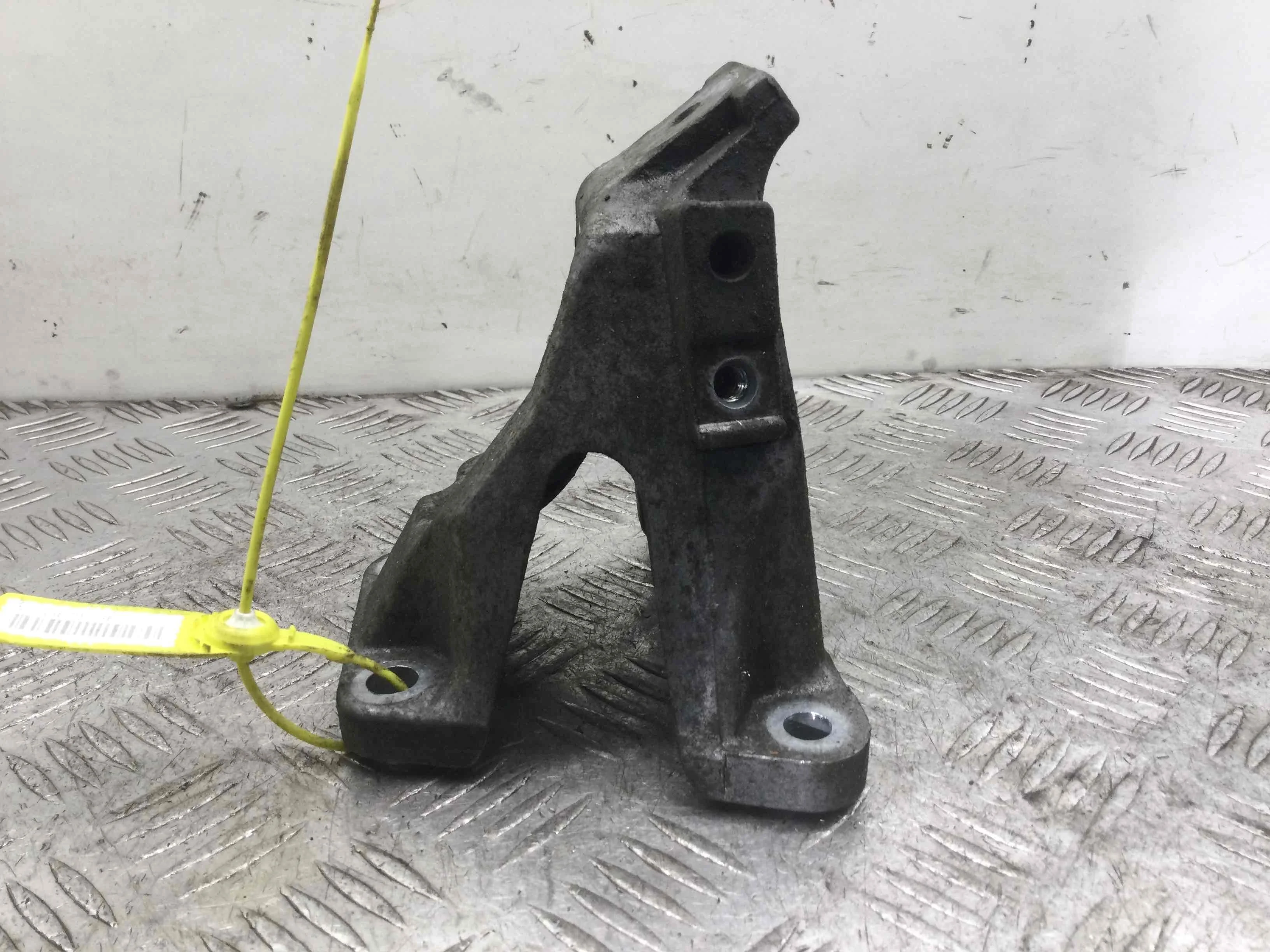 Кронштейн двигателя Audi A4 B6 (2000-2005) бензин 3.0 i Автомат Седан