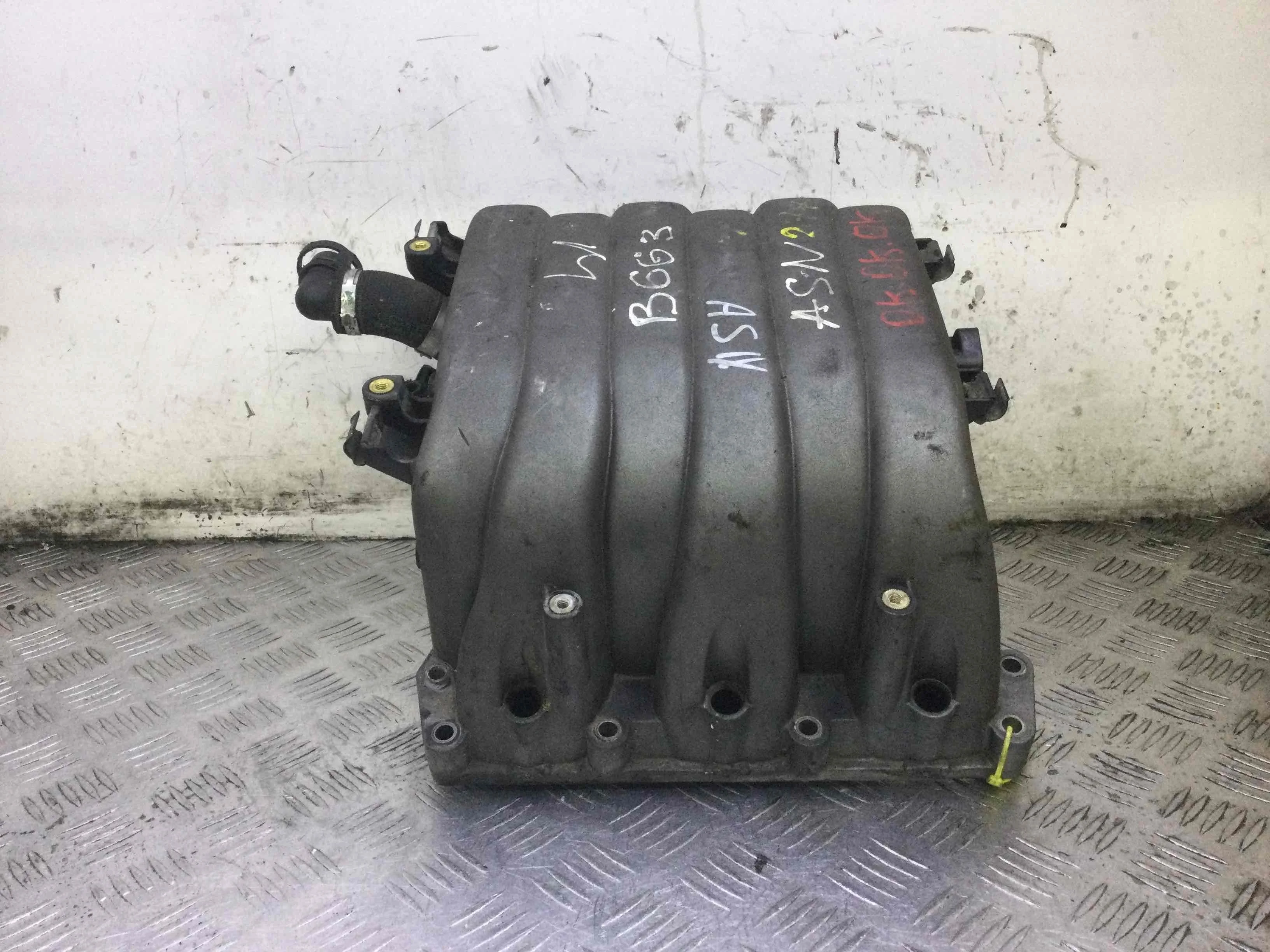 Коллектор впускной Audi A4 B6 (2000-2005) бензин 3.0 i Вариатор Седан