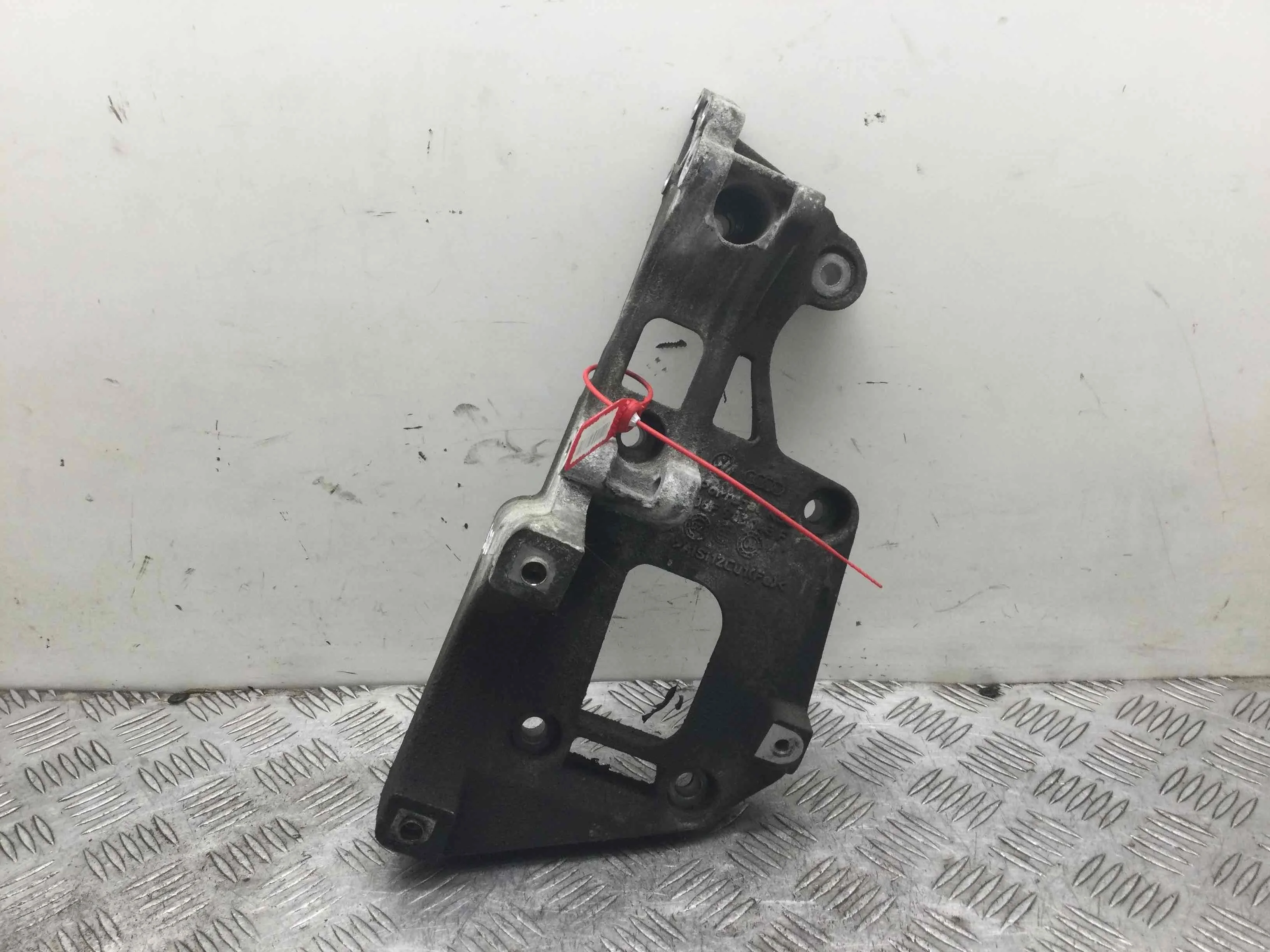 Кронштейн генератора Volkswagen Golf 4 поколение (1997-2004) бензин 2.0 i Механика Универсал