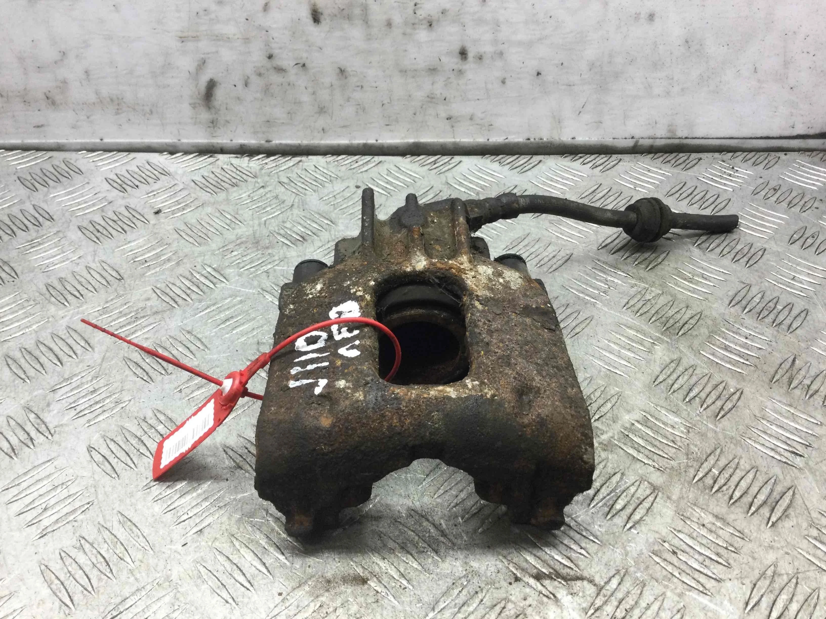 Суппорт передний левый Ford Focus 1 поколение [рестайлинг] (2001-2005) бензин 1.6  Механика Х/б