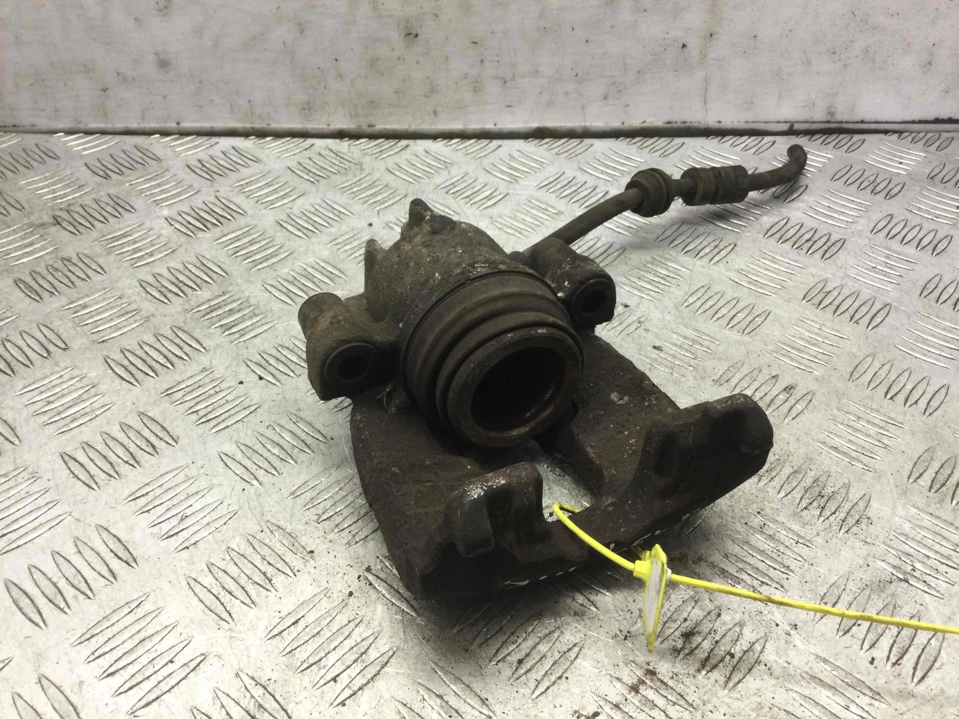 Суппорт передний правый Ford Focus 1 поколение [рестайлинг] (2001-2005) бензин 1.6  Механика Х/б