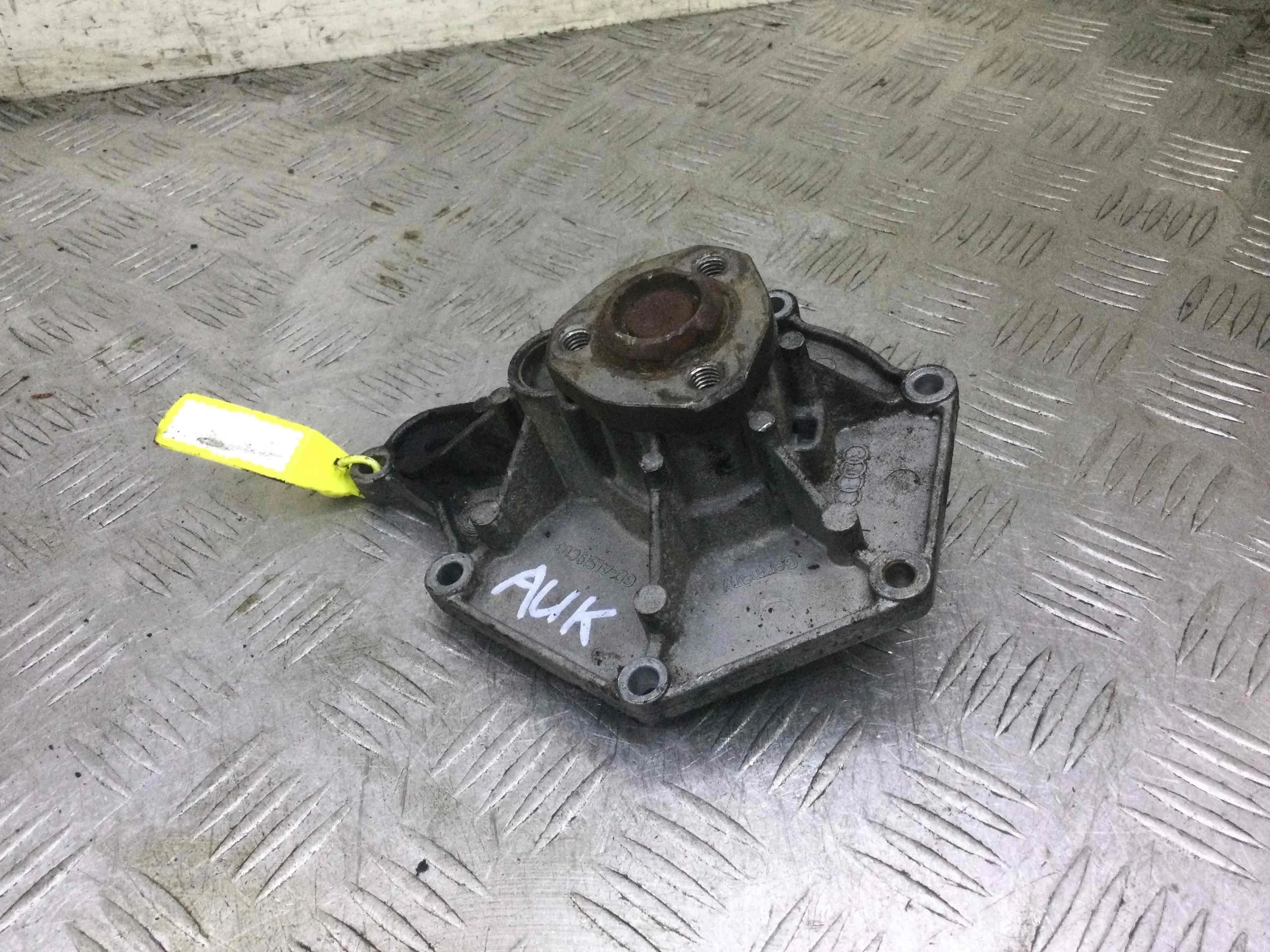 Помпа Audi A6 C6/4F (2004-2008) бензин 3.2  Автомат Седан