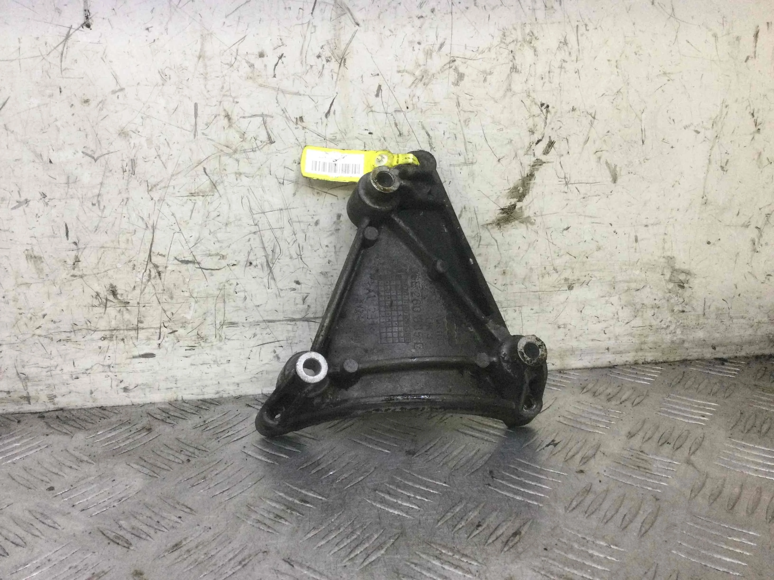 Кронштейн компрессора кондиционера Audi A6 C6/4F (2004-2008) бензин 3.2  Автомат Седан