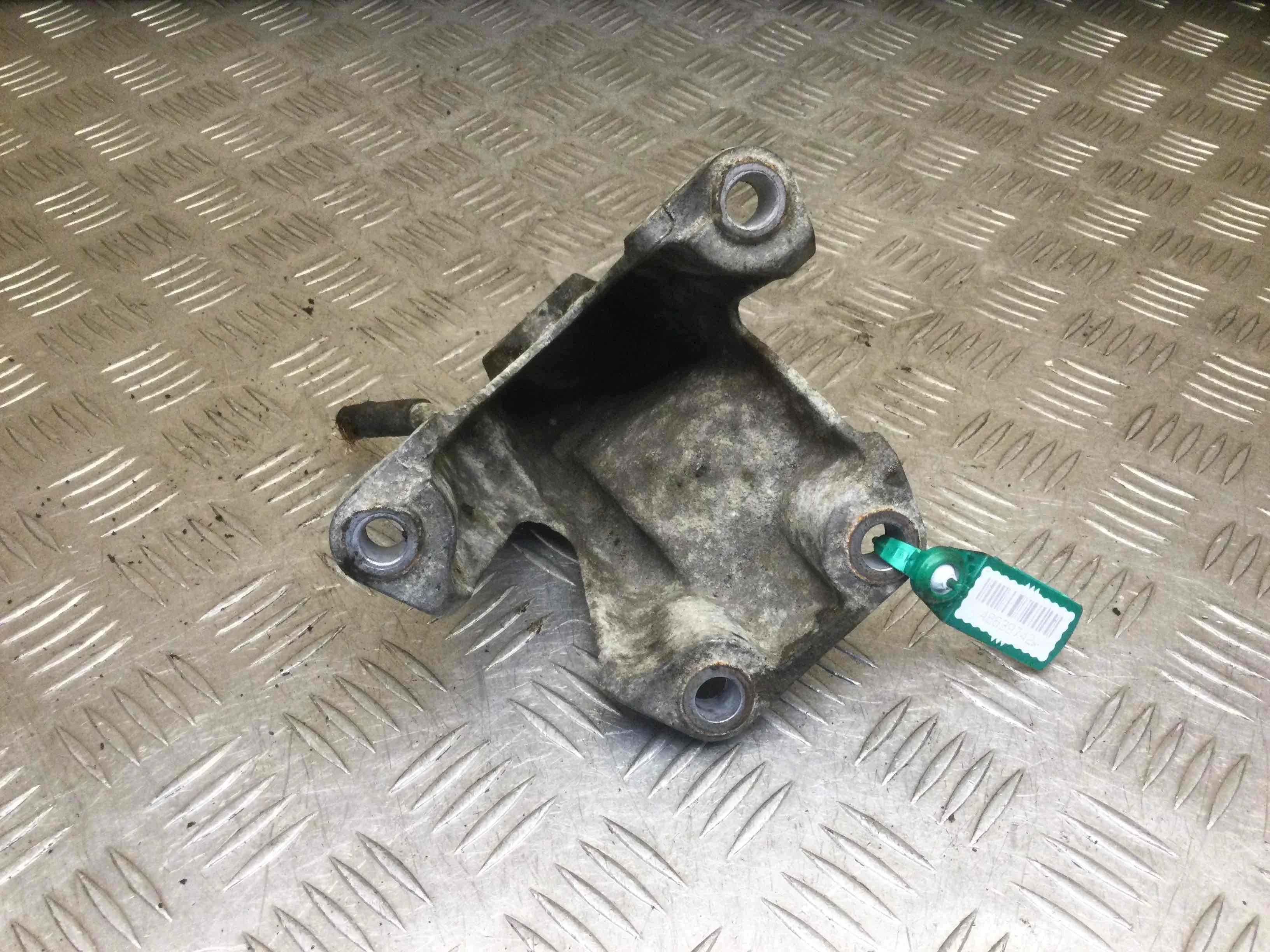 Кронштейн двигателя Audi A4 B7 (2004-2008) бензин 2.4  Автомат Седан