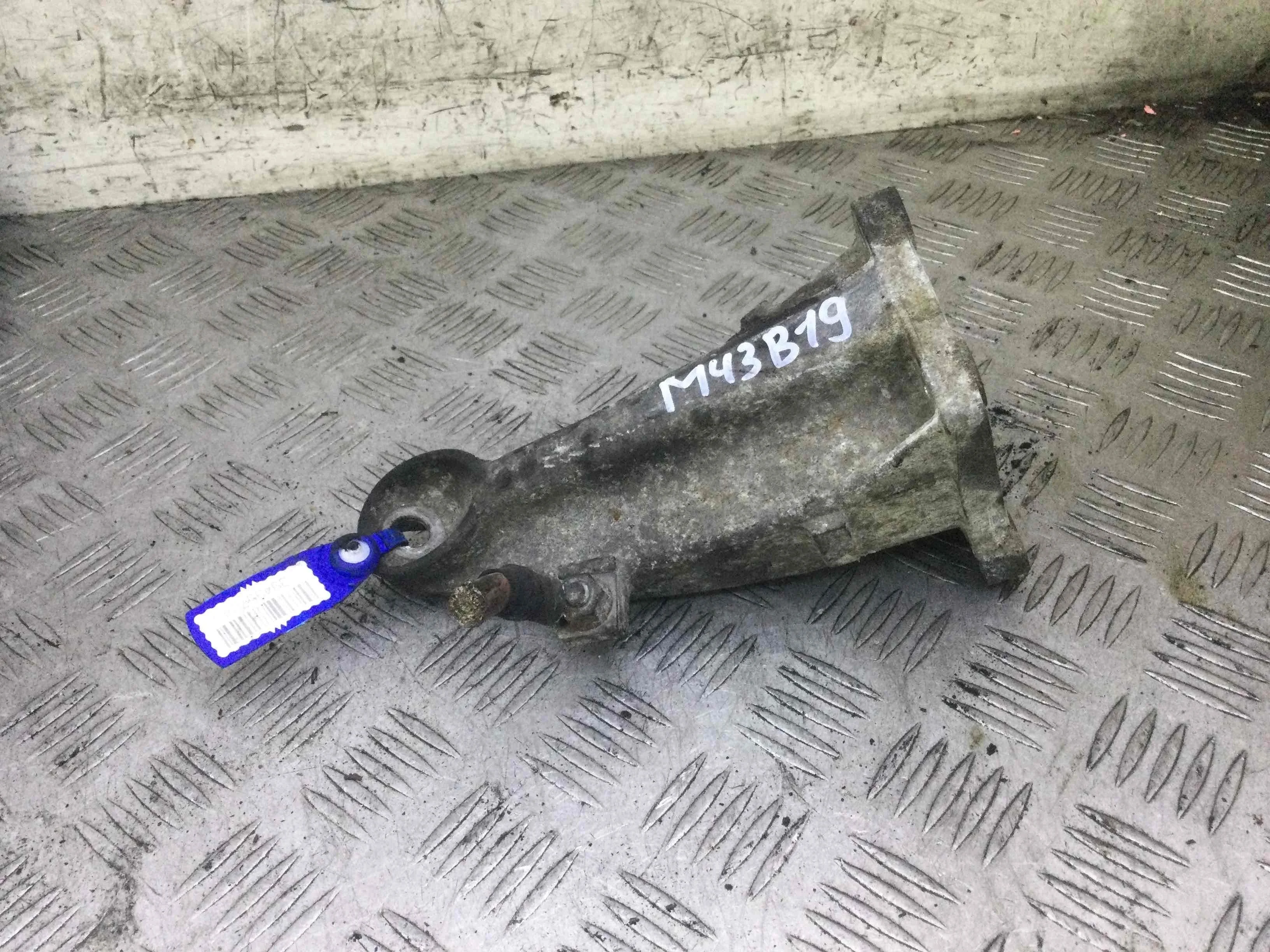 Кронштейн двигателя BMW 3-Series 3-Series E46 1998 - 2006 бензин 1.9  Механика Седан