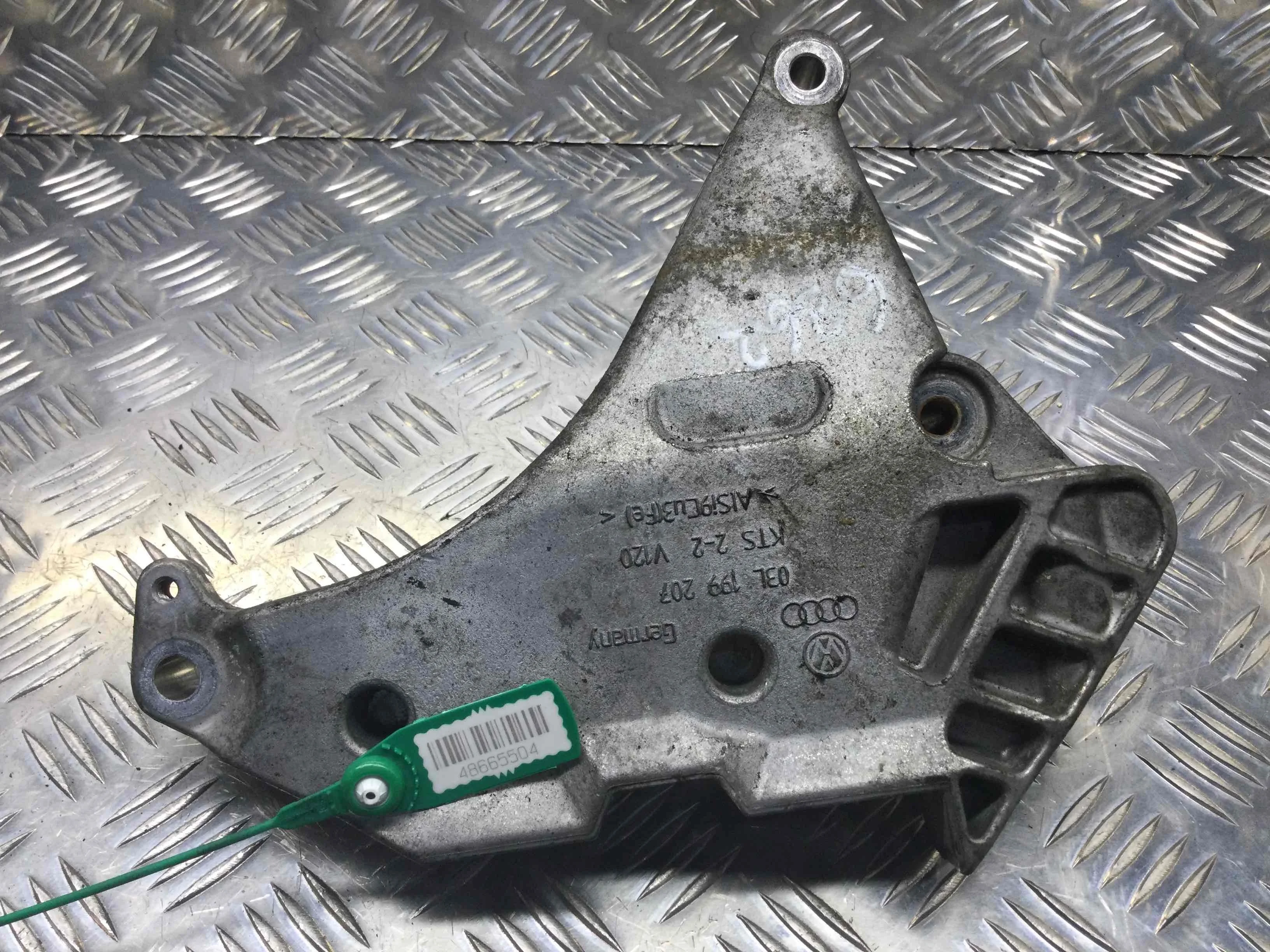 Кронштейн двигателя Audi A3 8P (2003-2005) дизель 2.0  Механика Х/б