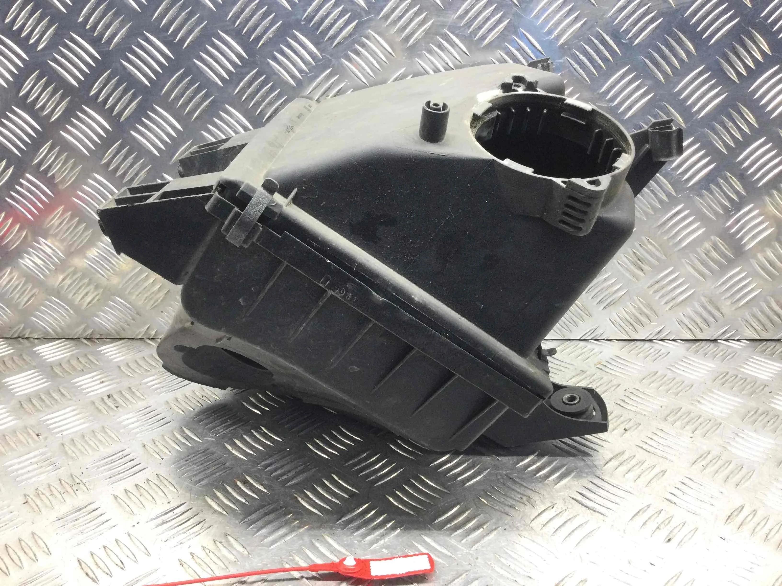 Корпус воздушного фильтра Audi A6 C5/4B (1997-2004) дизель 2.5 TDI Автомат Универсал