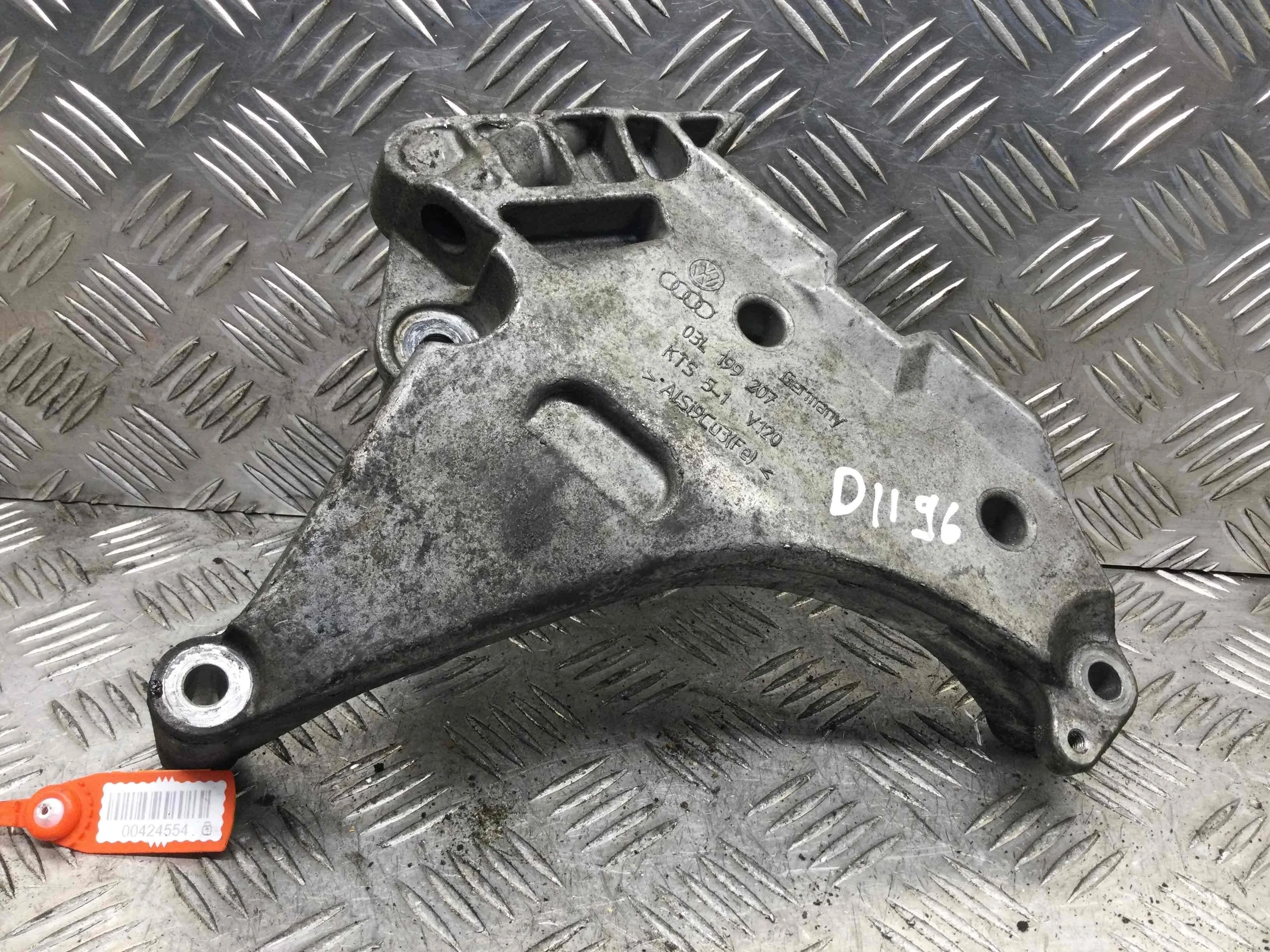 Кронштейн двигателя Volkswagen Golf 5 поколение (2004-2009) дизель 2.0 TDI Механика Х/б