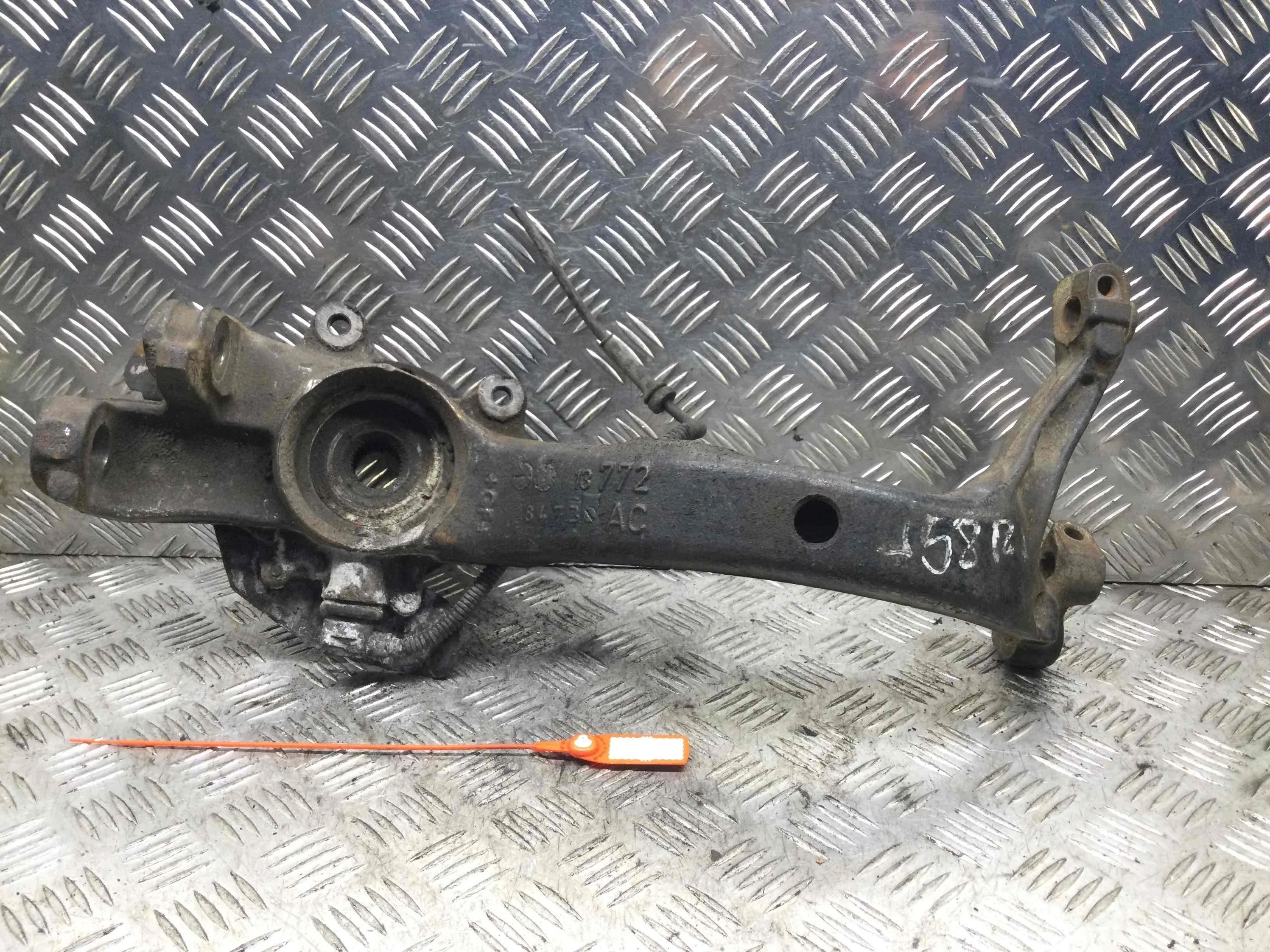 Ступица передняя левая Volkswagen Passat B5 (1996-2000) бензин 1.8  Механика Универсал