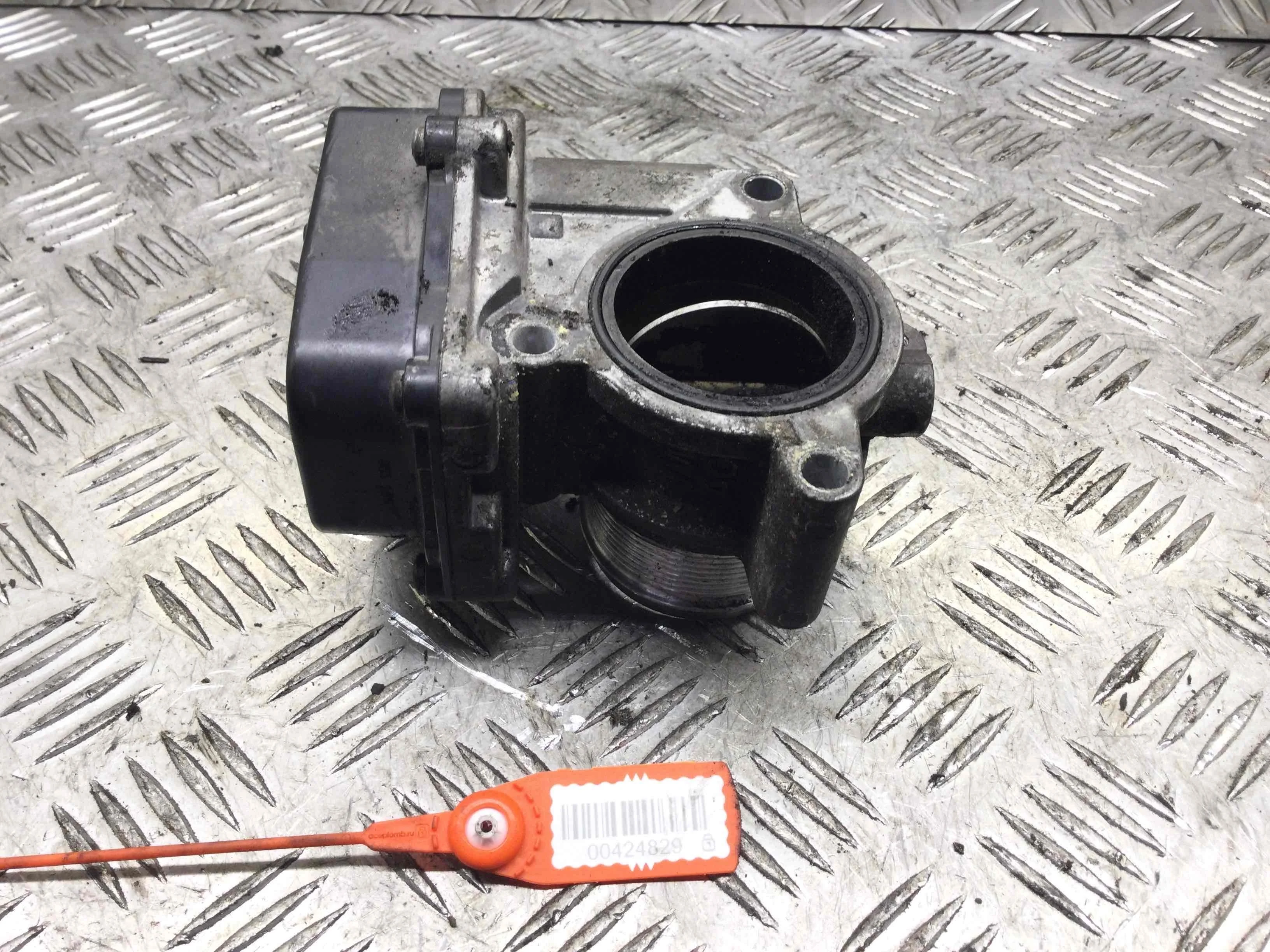 Заслонка дроссельная Volkswagen Caddy 3 поколение (2004-2010) дизель 1.6 TDI Механика