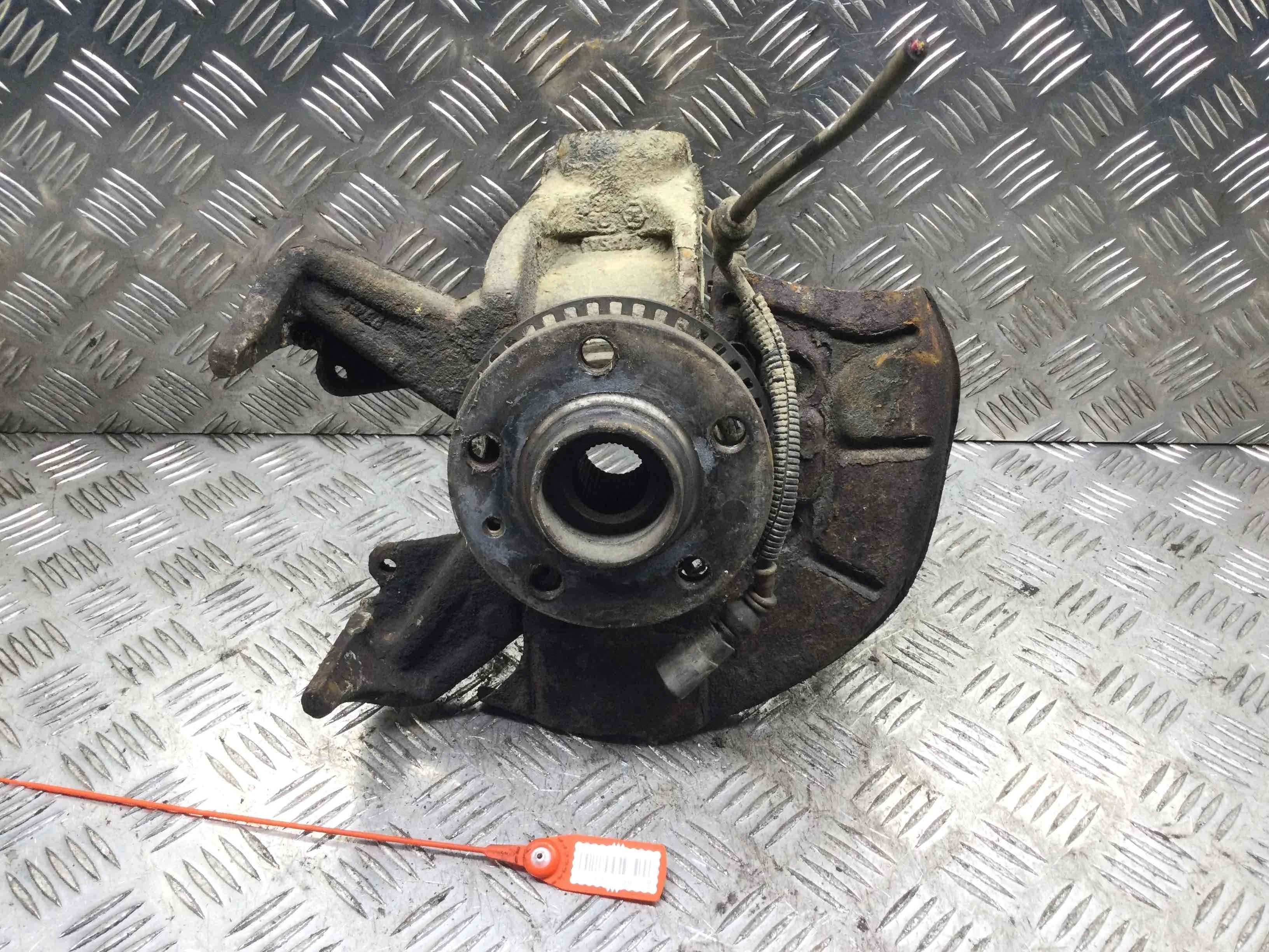 Ступица передняя левая Audi A4 B5 (1994-1999) бензин 2.4 i Механика Седан