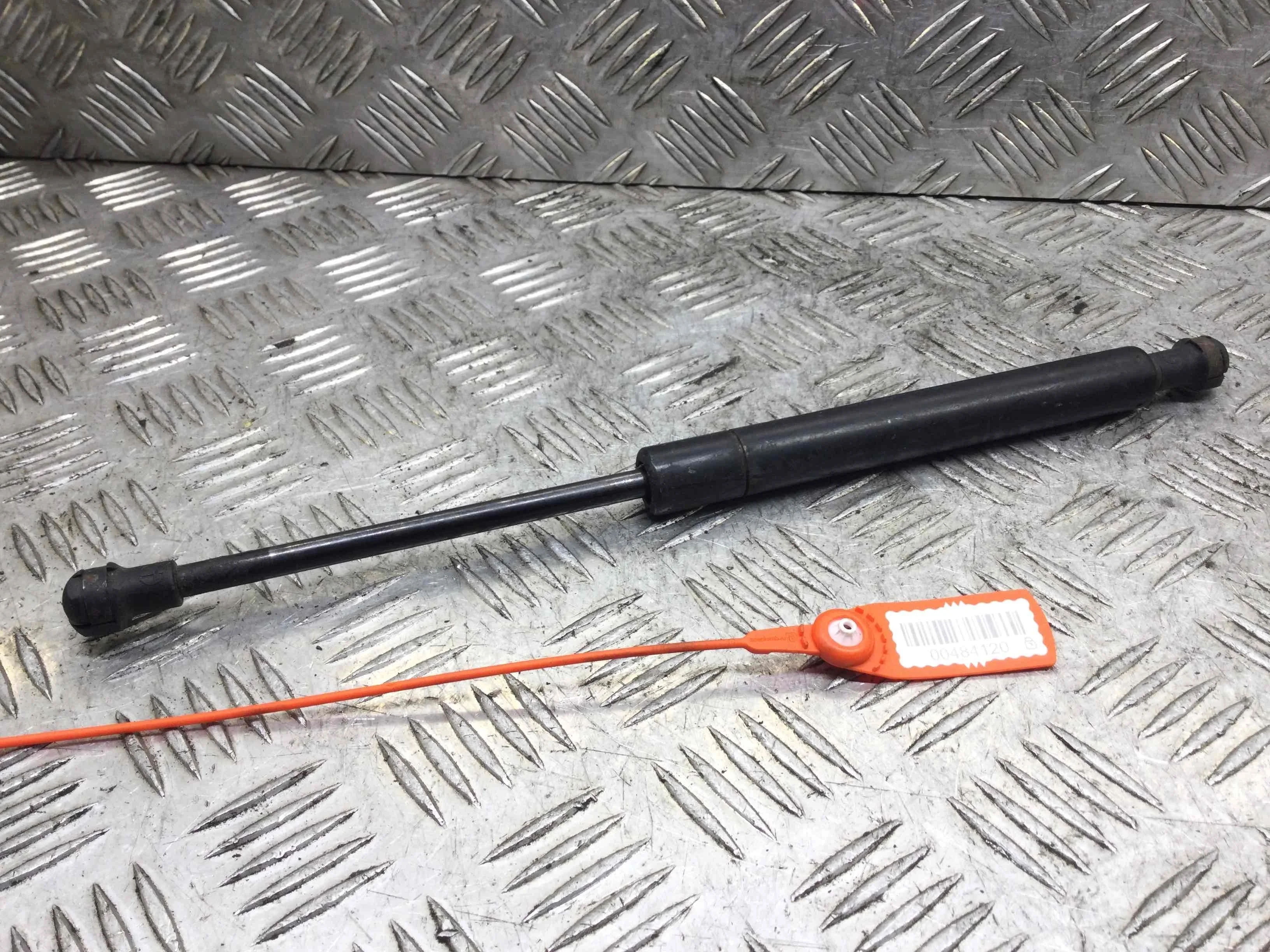 Амортизатор крышки багажника (3-5 двери) BMW 3-Series 3-Series E46 1998 - 2006 дизель 2.0 TDI Механика Универсал